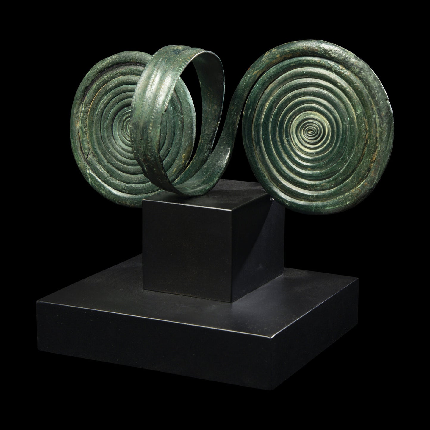 Grosser reich verzierter Armreif mit Endspiralen, Bronzezeit
