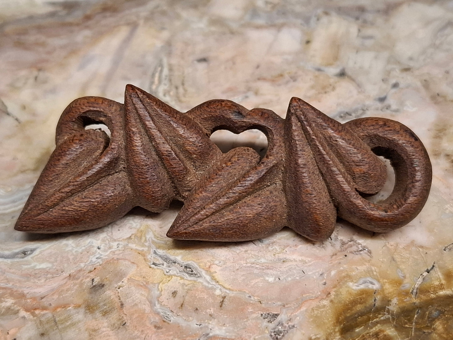 Vintage geschnitzte Holzbrosche