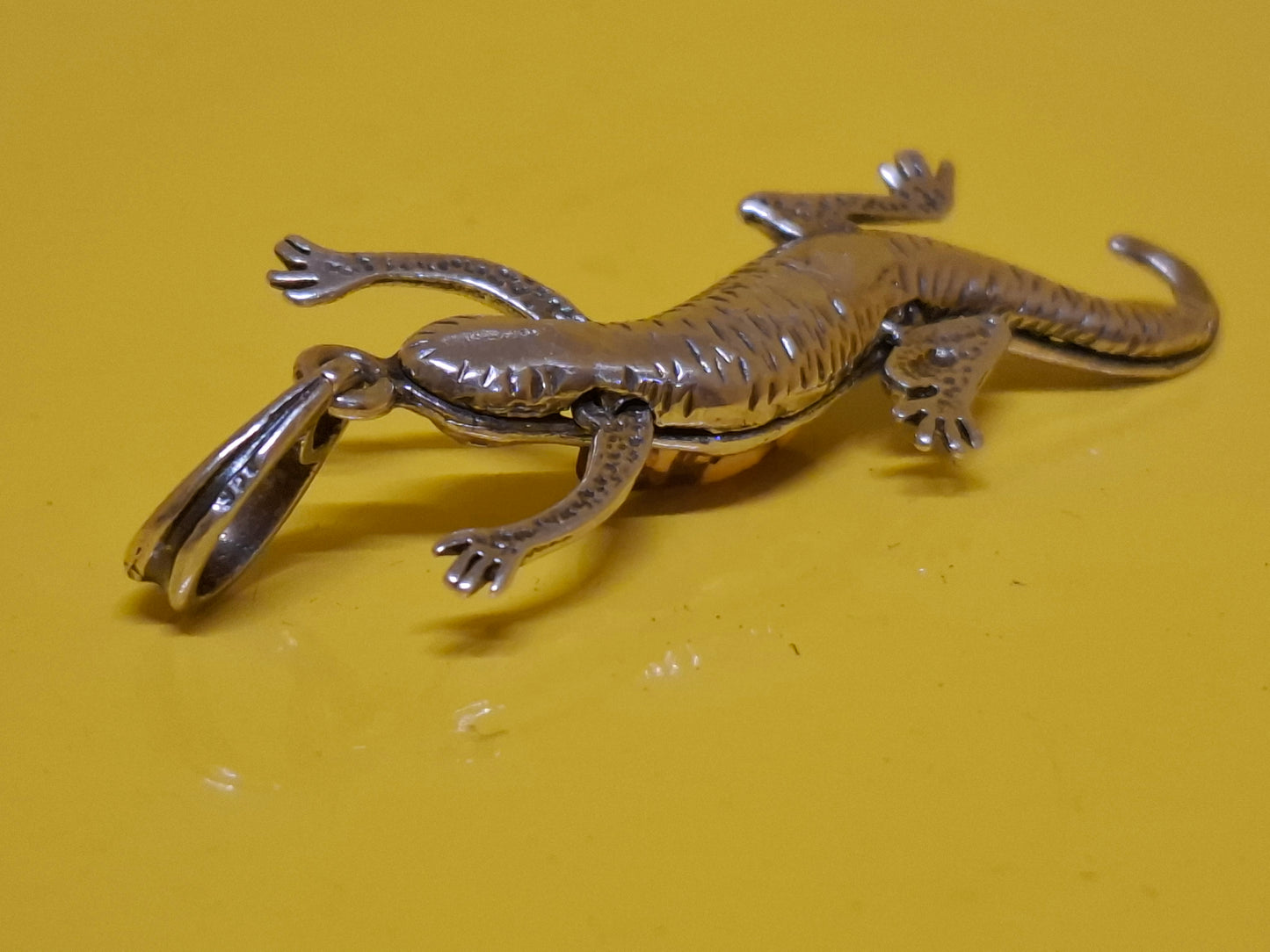 Eidechsen-/Gecko-Anhänger aus 925er Silber mit baltischem Bernstein