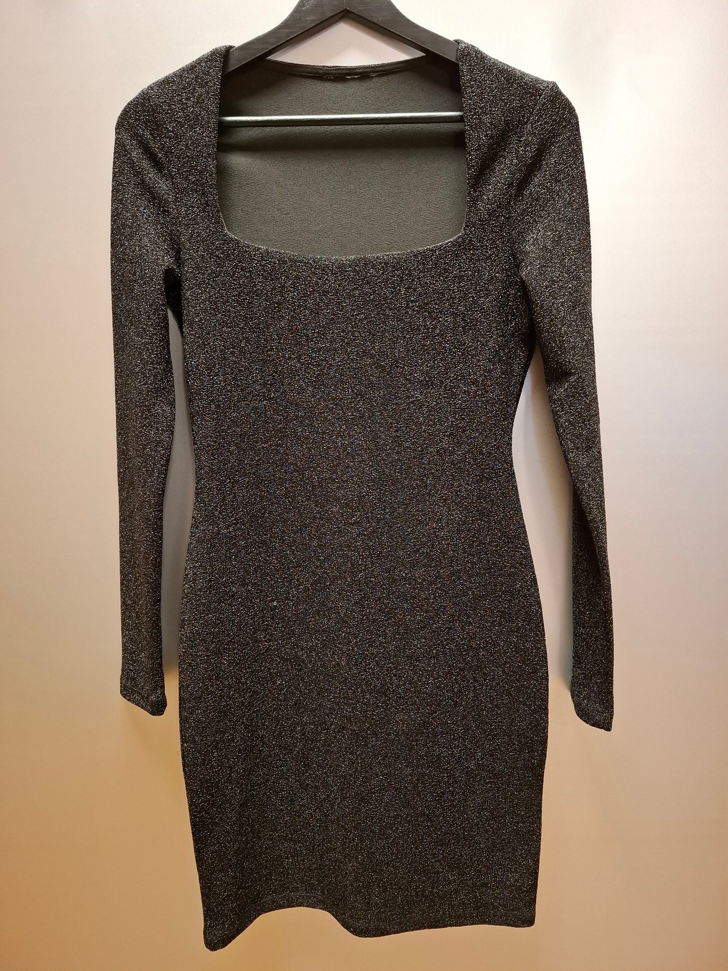 Langärmliges schwarzes Kleid