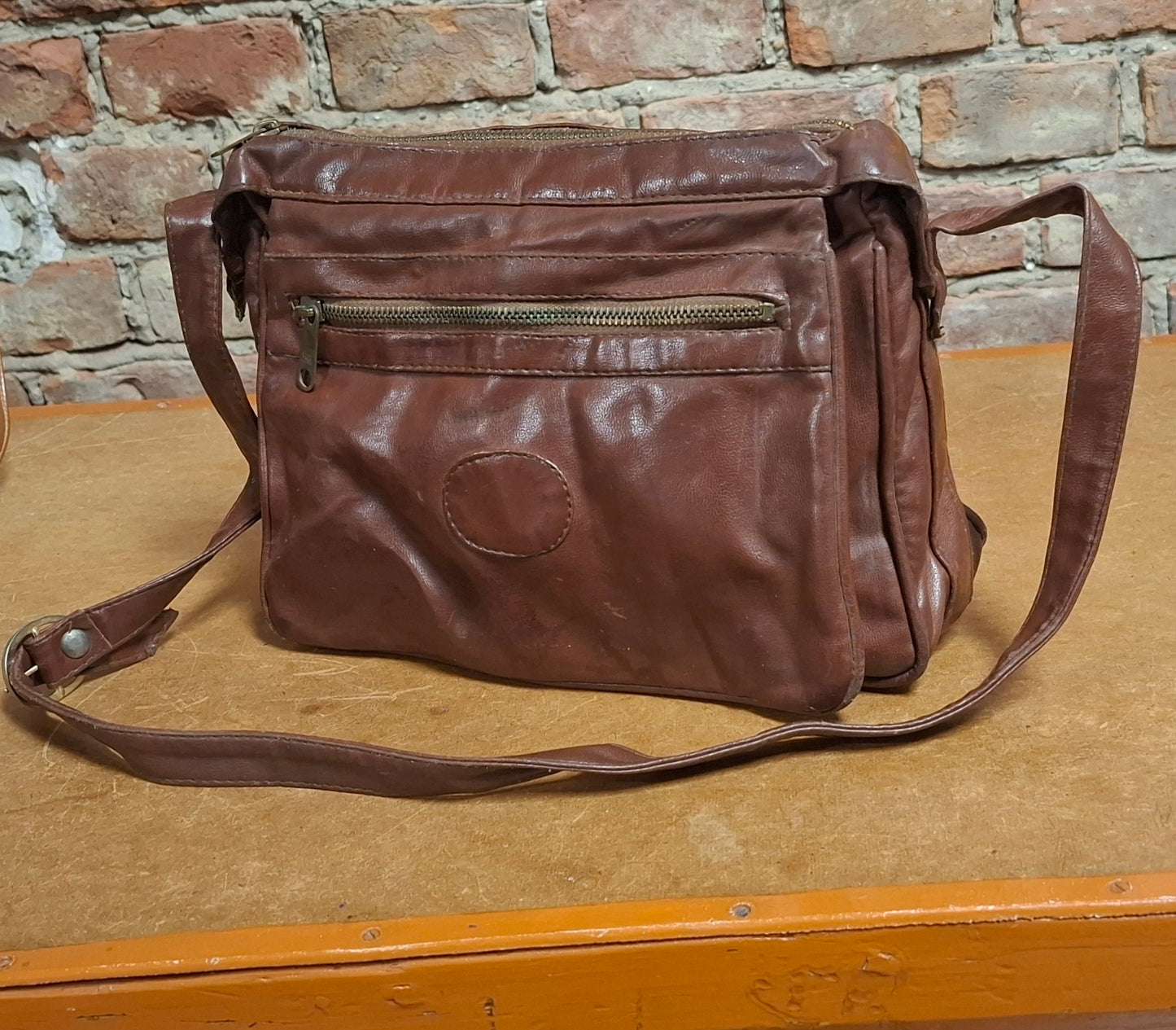 Kleine Retro-Umhängetasche mit Reißverschlüssen