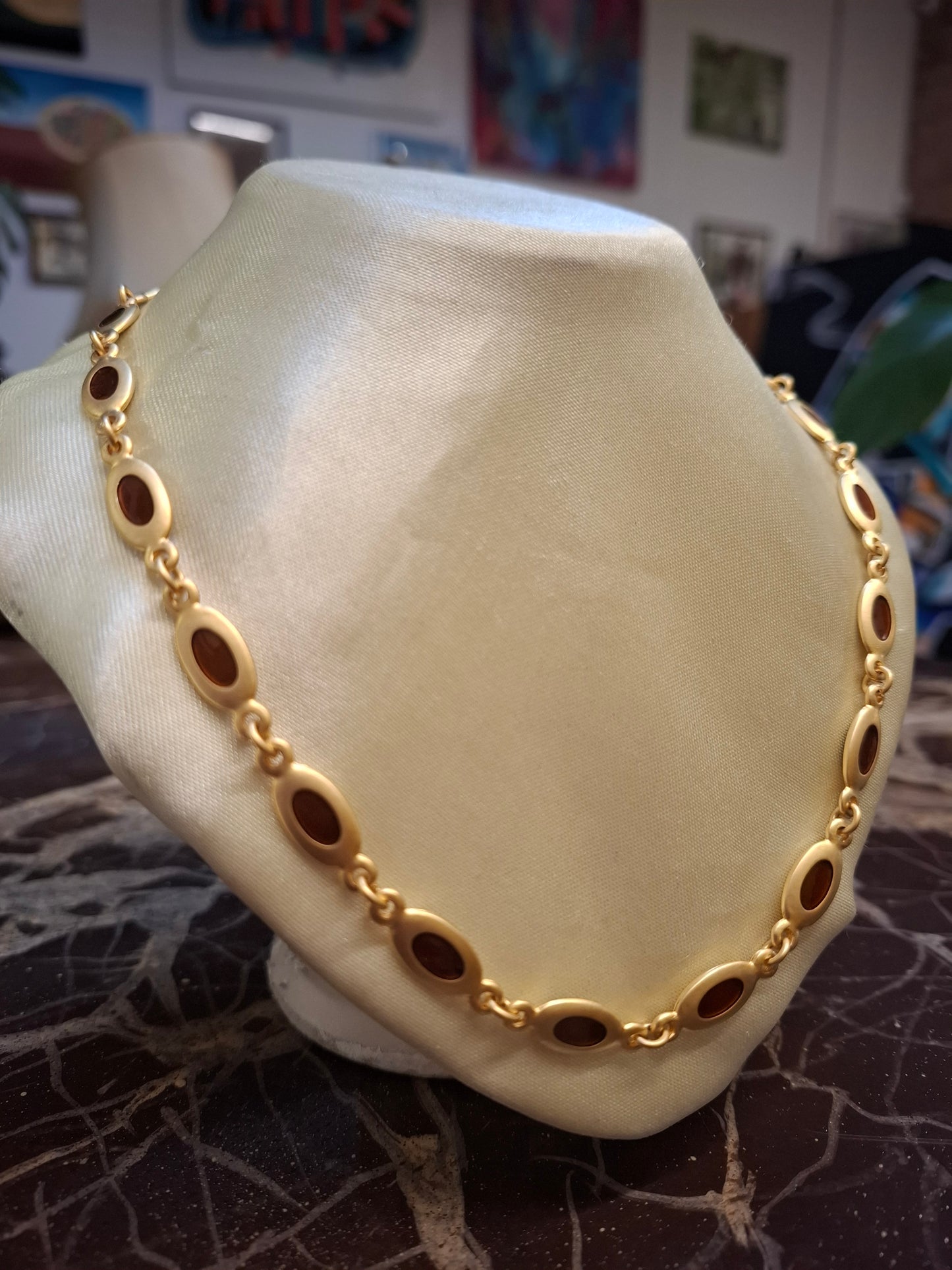 Wunderschöne französische Vintage Designer Halskette. Vergoldetes Metall, braune Emaille