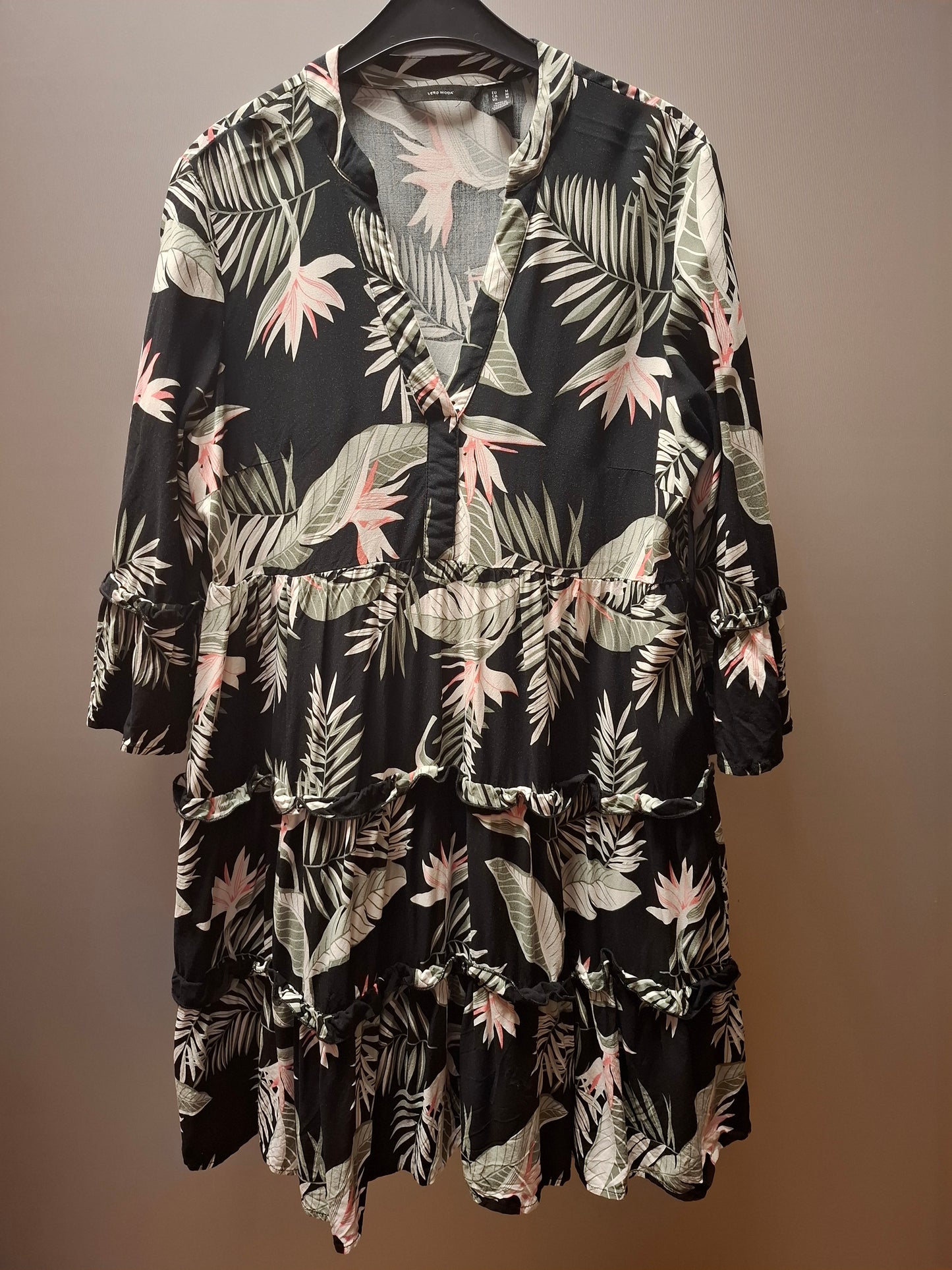 Langärmliges, locker sitzendes, kurzes Kleid, schwarz und geblümt Gr. M