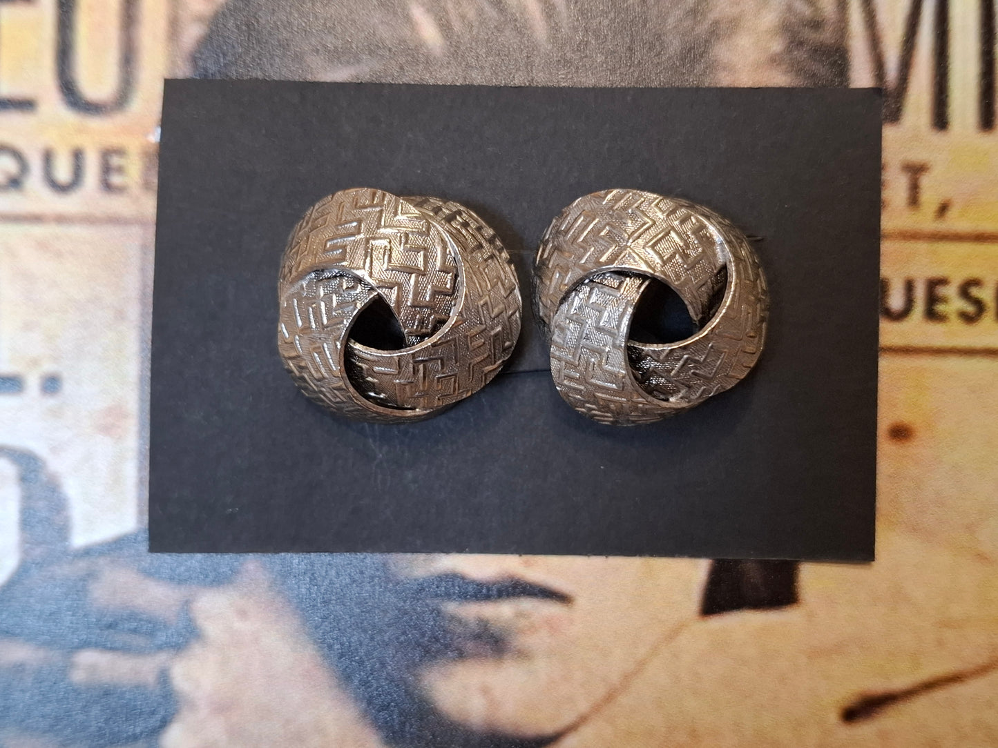 Vintage Ohrclips in Knotenform mit Muster