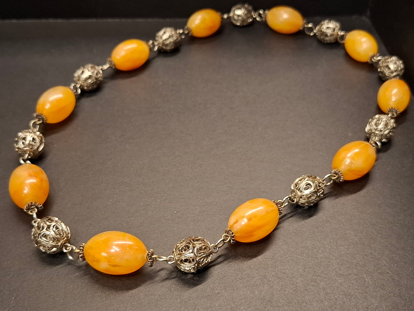 Vintage-Halskette aus bernsteinfarbenem Kunststoff und filigranen Perlen