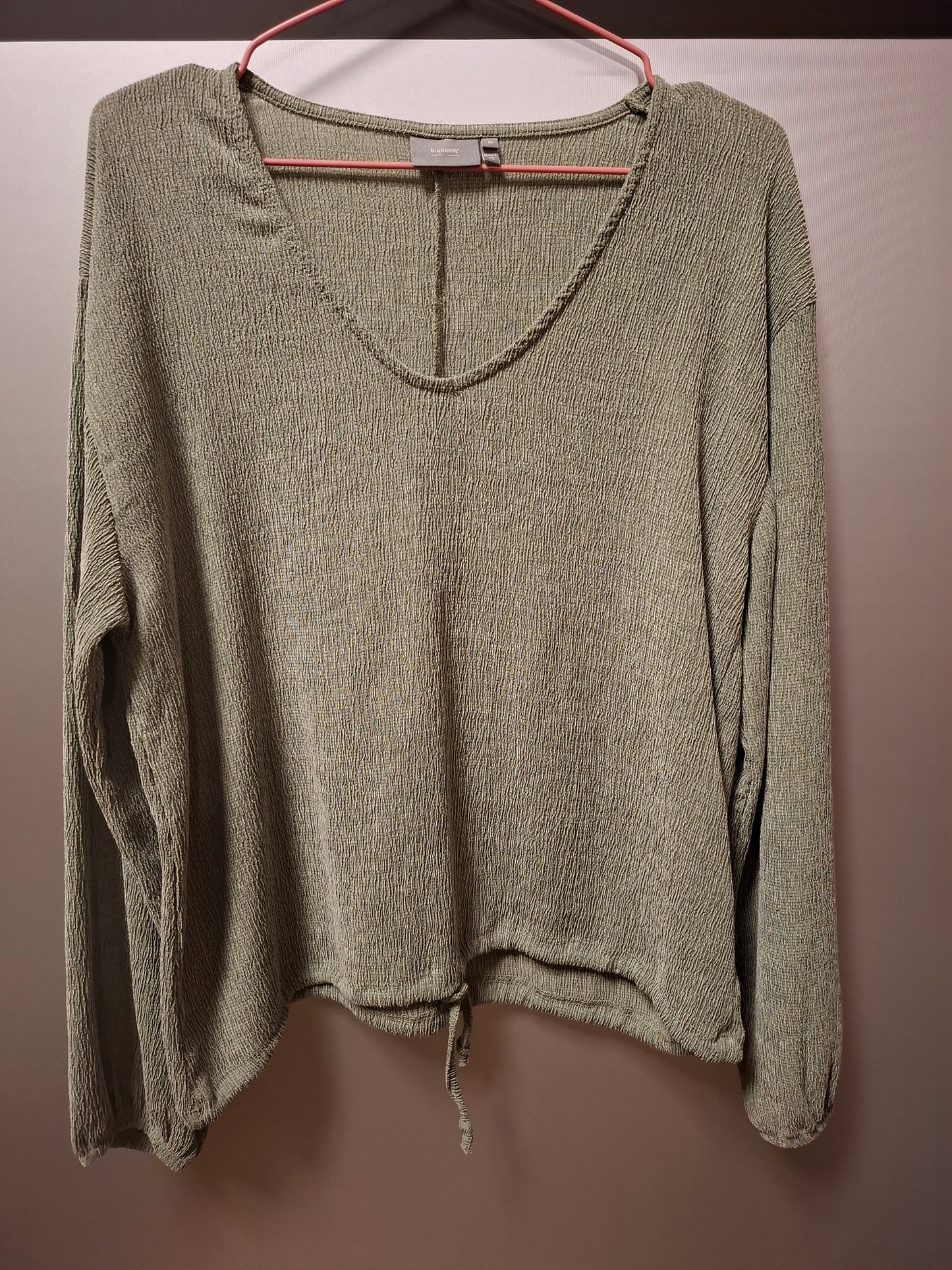 Lässiges grünes Langarmshirt