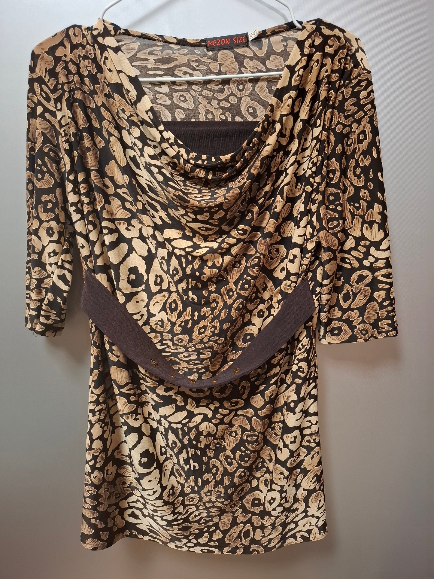 Kurzes Kleid mit Leopardenmuster