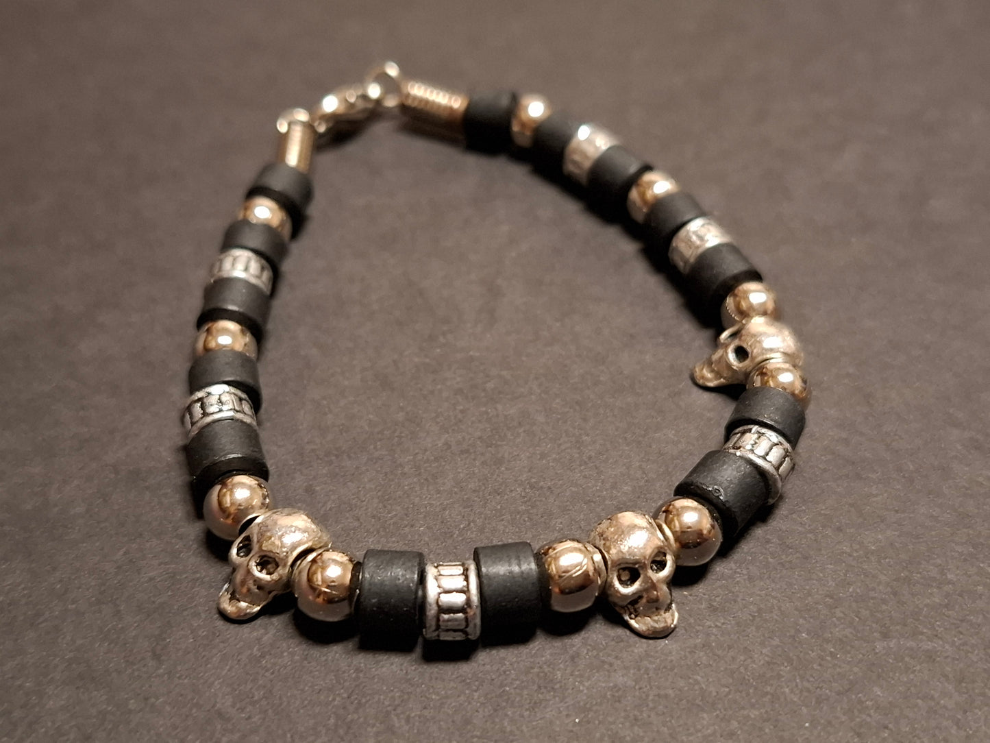 Perlenarmband mit Totenköpfen