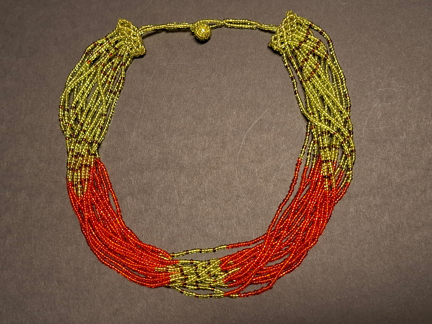 Rote und grüne mehrsträngige Perlenkette