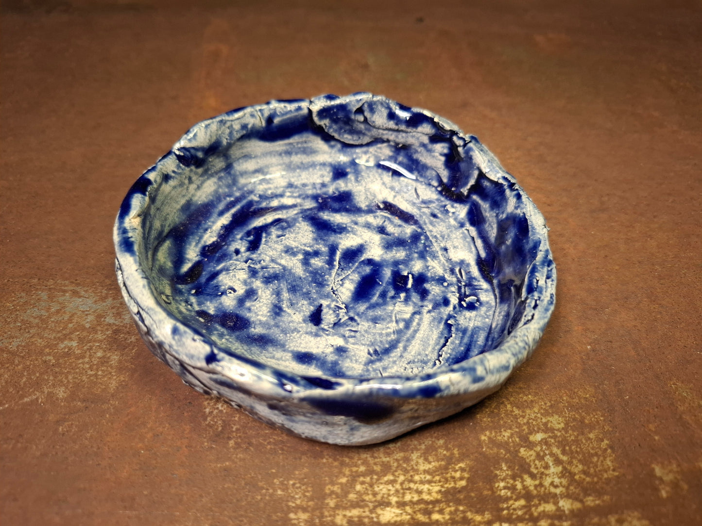 Handgemachte kleine blaue Keramikschale