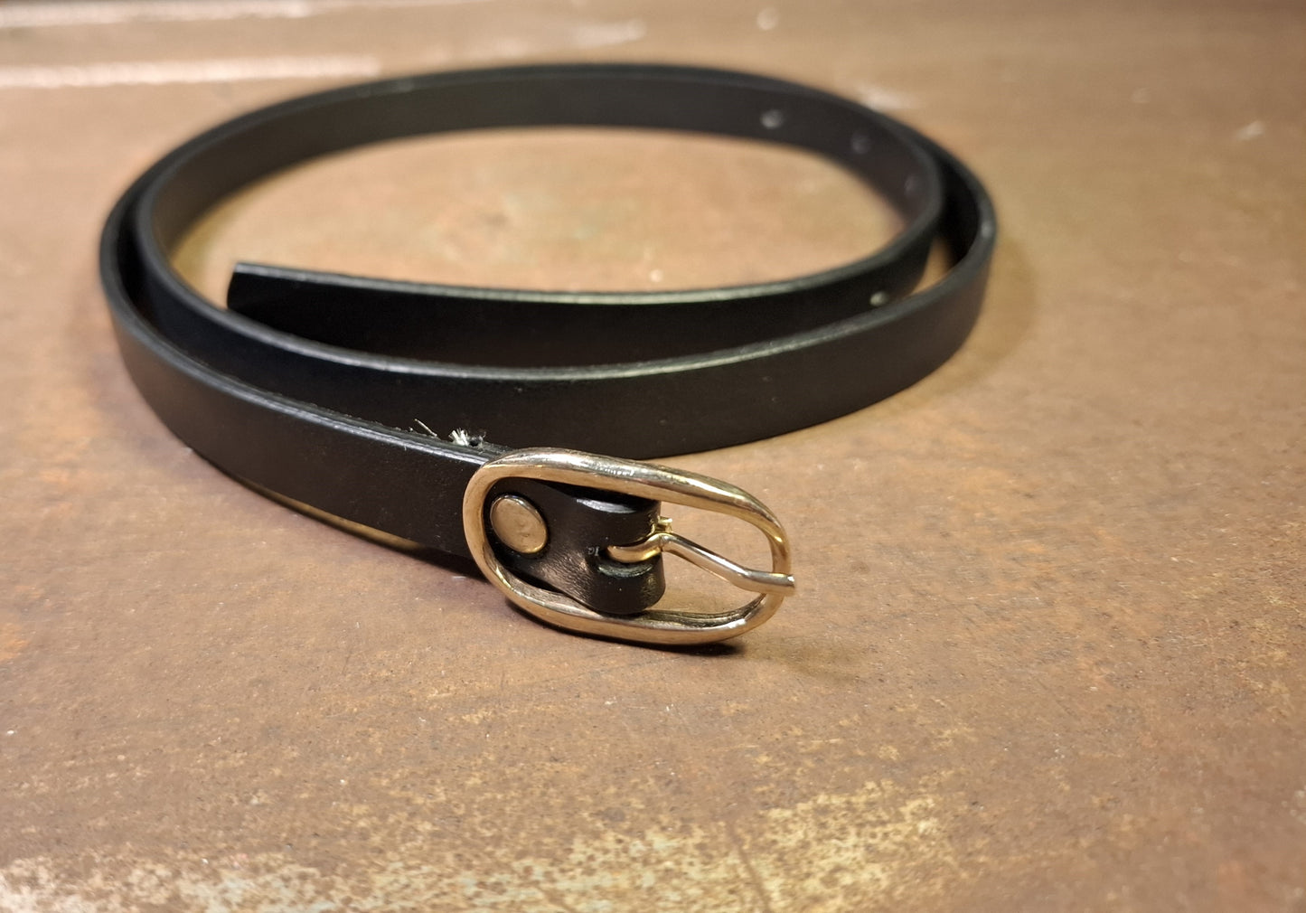 Dünner schwarzer Gürtel