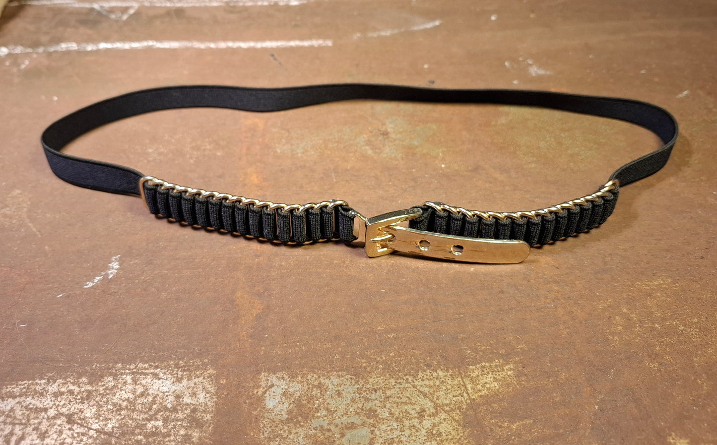 Eleganter schwarzer elastischer Gürtel