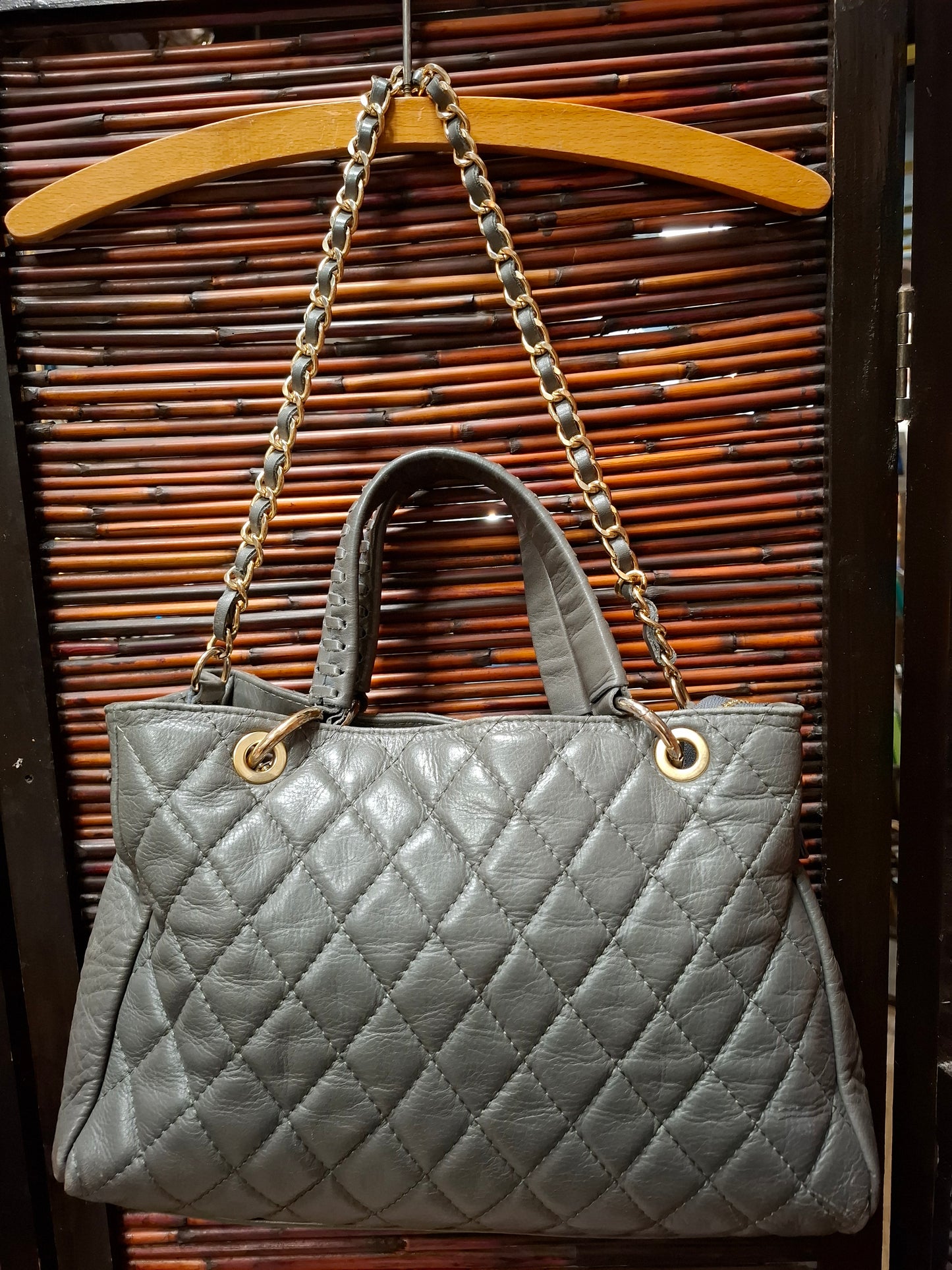 Graue gepolsterte Lederhandtasche im Designer-Stil