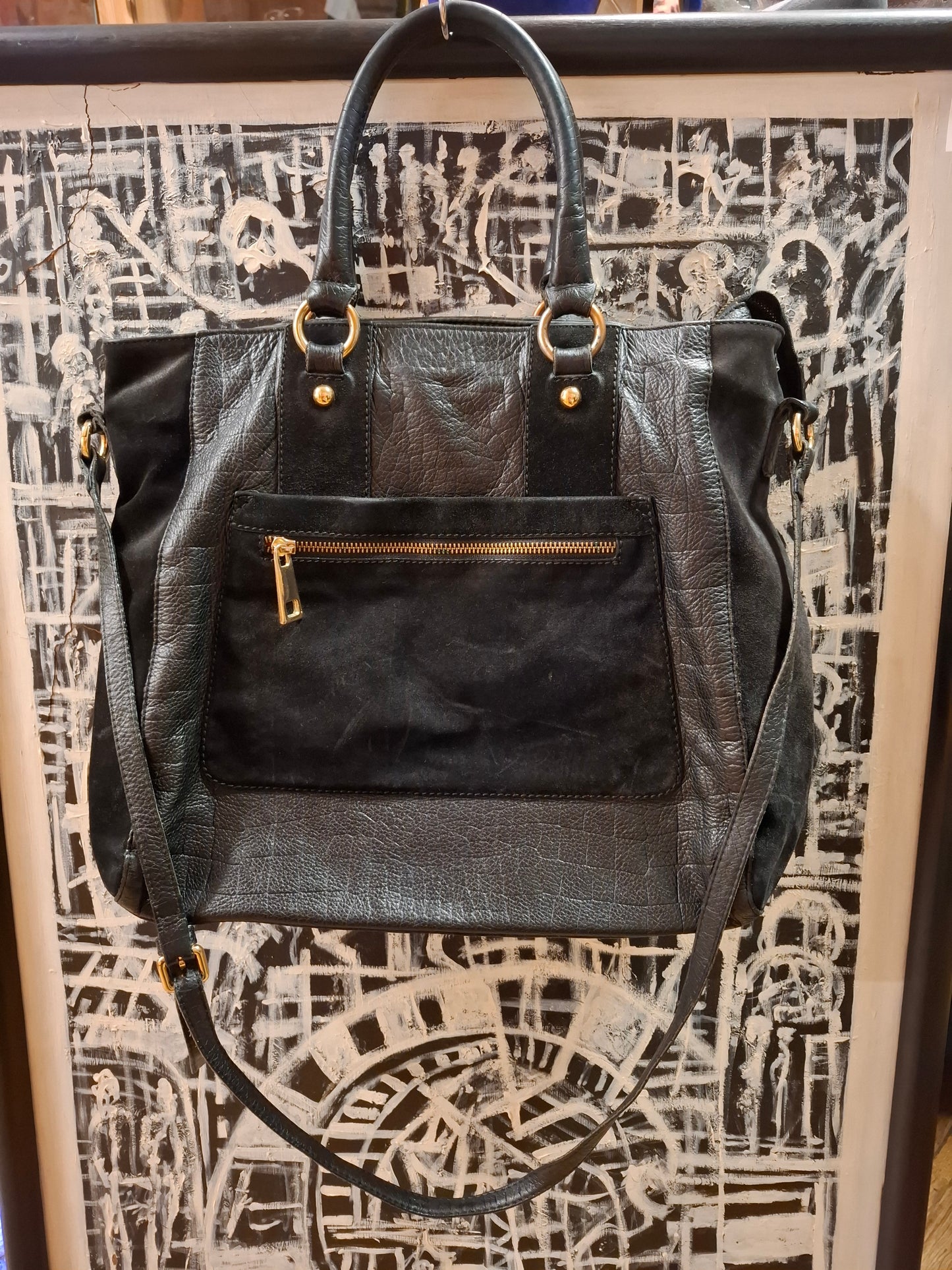 Schwarze Handtasche aus Wildleder-Mix mit rotem Innenfutter