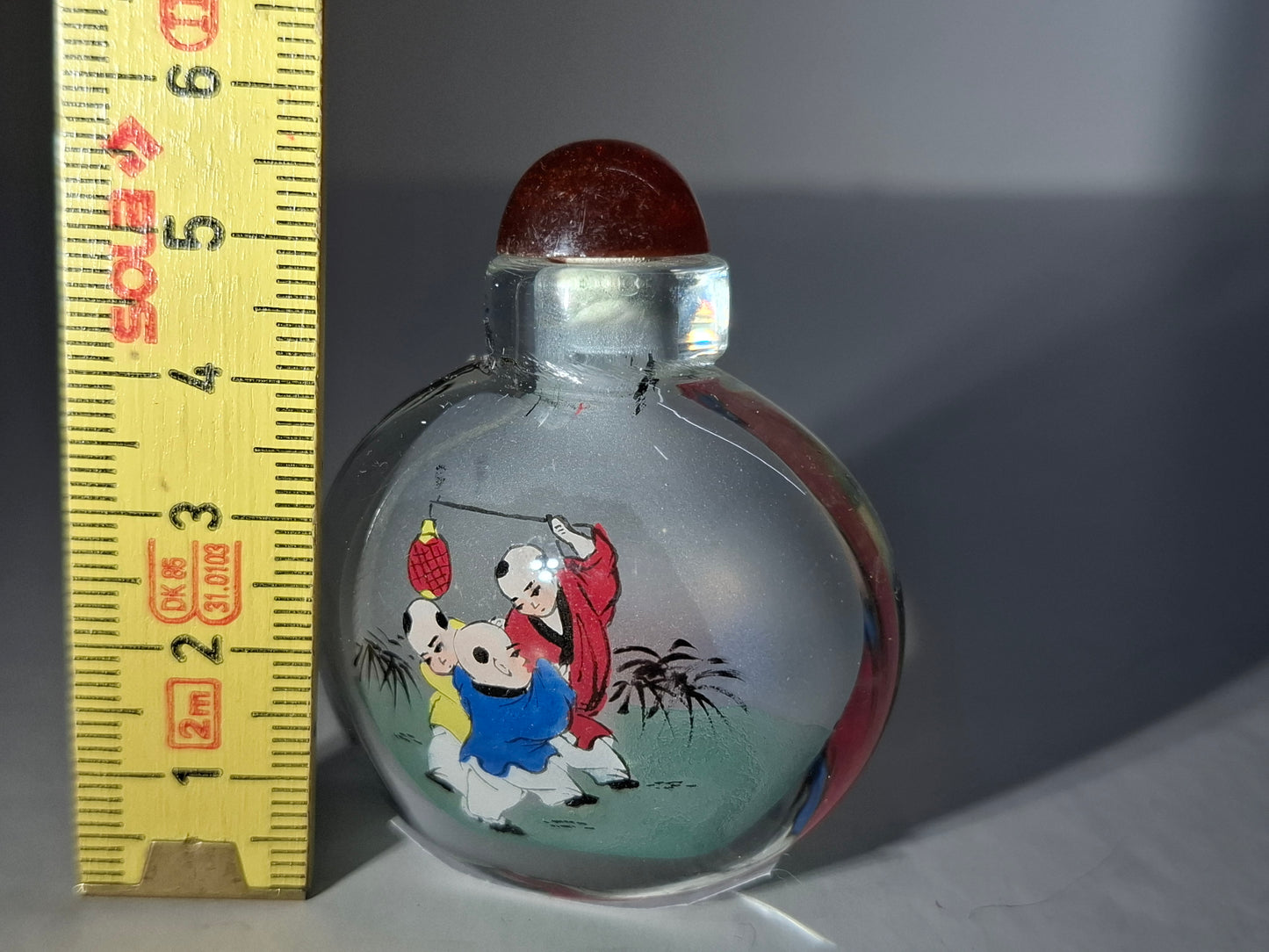 Chinese reverse painted glass snuff bottle