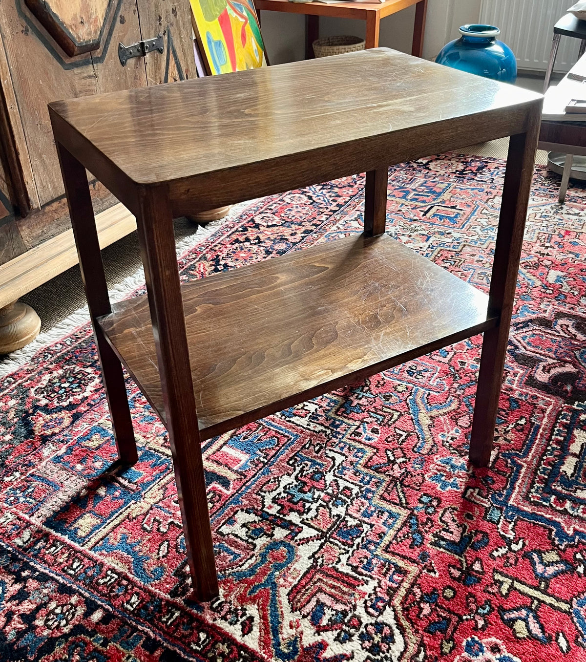 Vintage-Beistelltisch aus Vollholz mit Ablage – Mid-Century-Stil