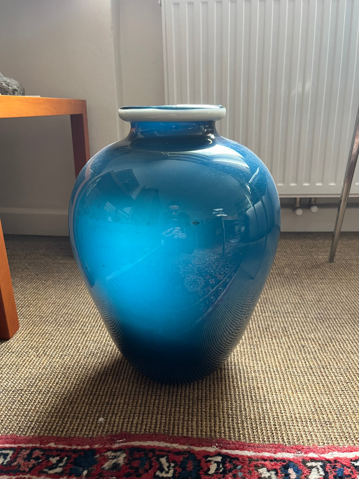 Venini Murano – große blaue Glasvase mit weißem Rand