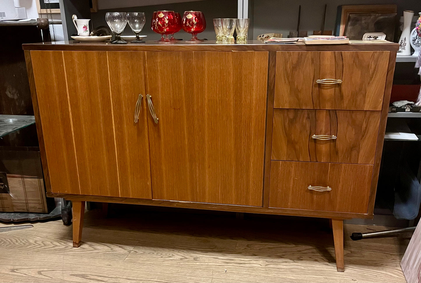 Vintage-Sideboard im Mid-Century-Stil mit drei Schubladen