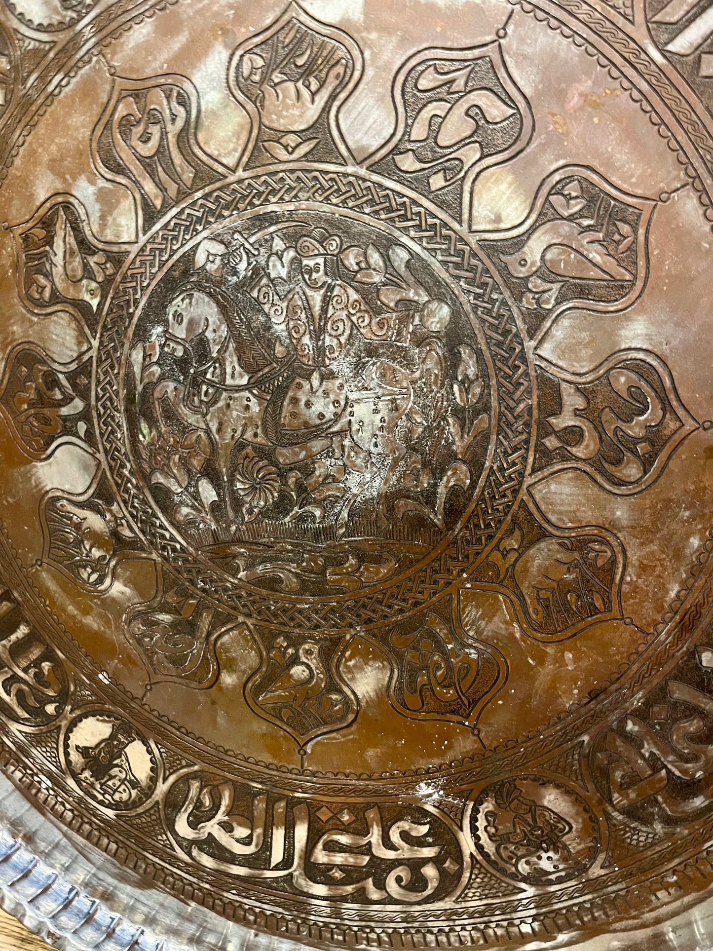 Orientalisches Kupfertablett mit Gravuren und Kalligrafie