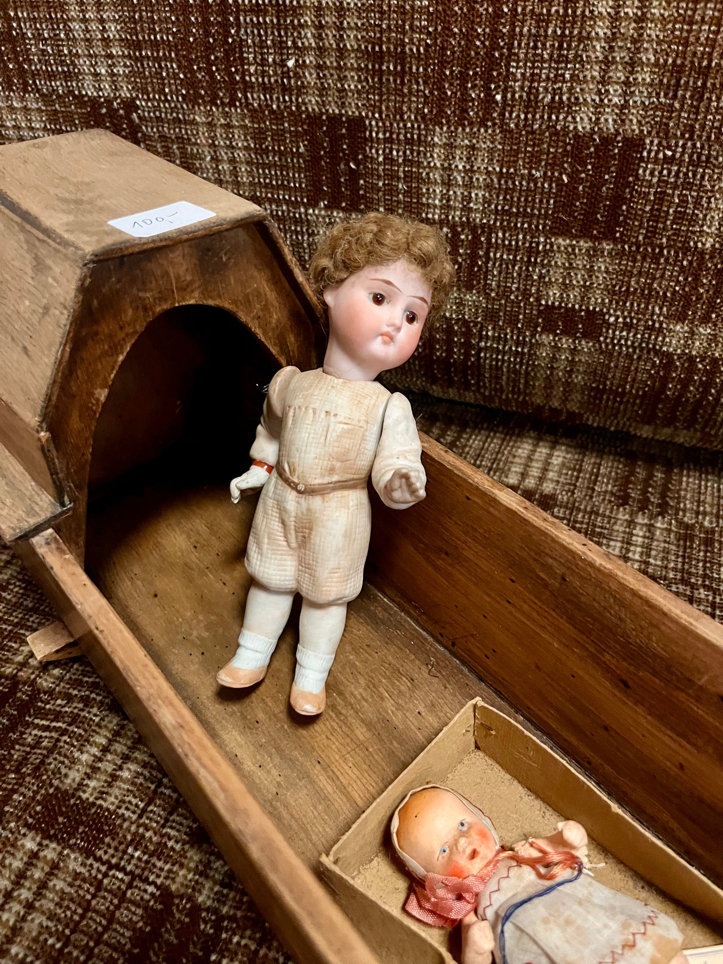 Vintage Biedermeier -Puppenwiege aus Holz mit 2 Püppchen