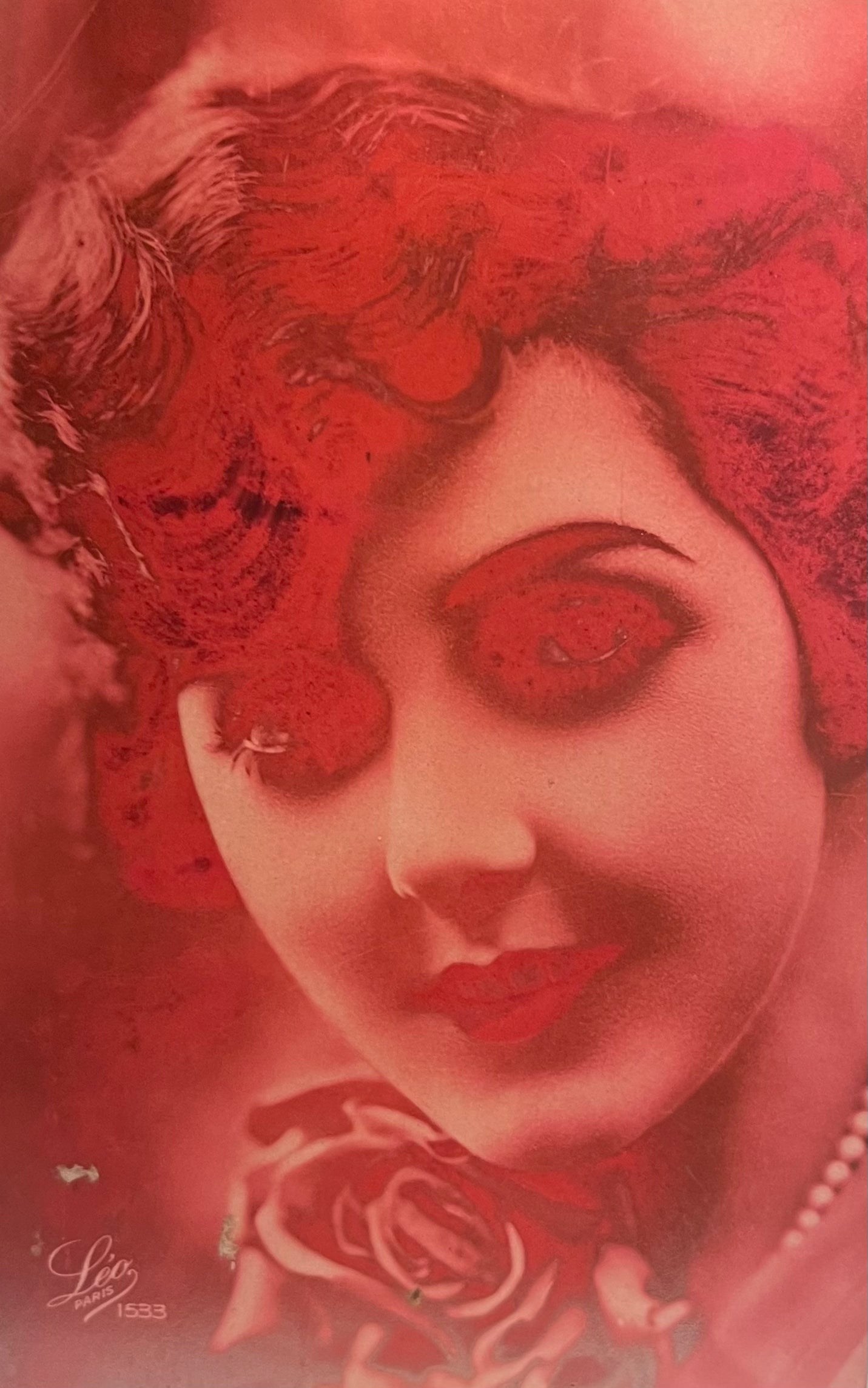 Vintage-Postkarte „Léo Paris“ – Damenporträt mit Rose, ca. 1920–1930er