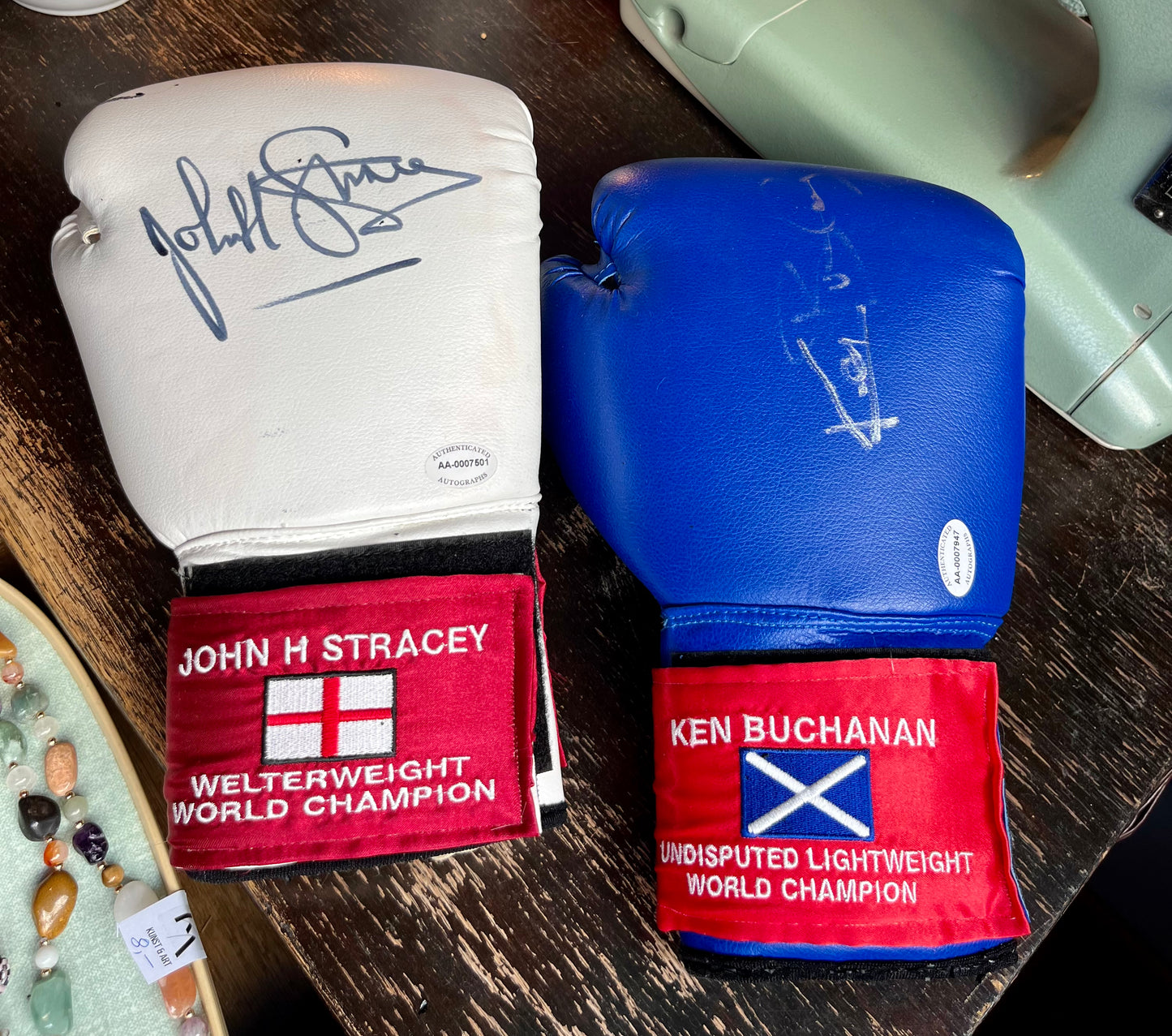 Lot 2 Boxhandschuhe Weltmeister signiert