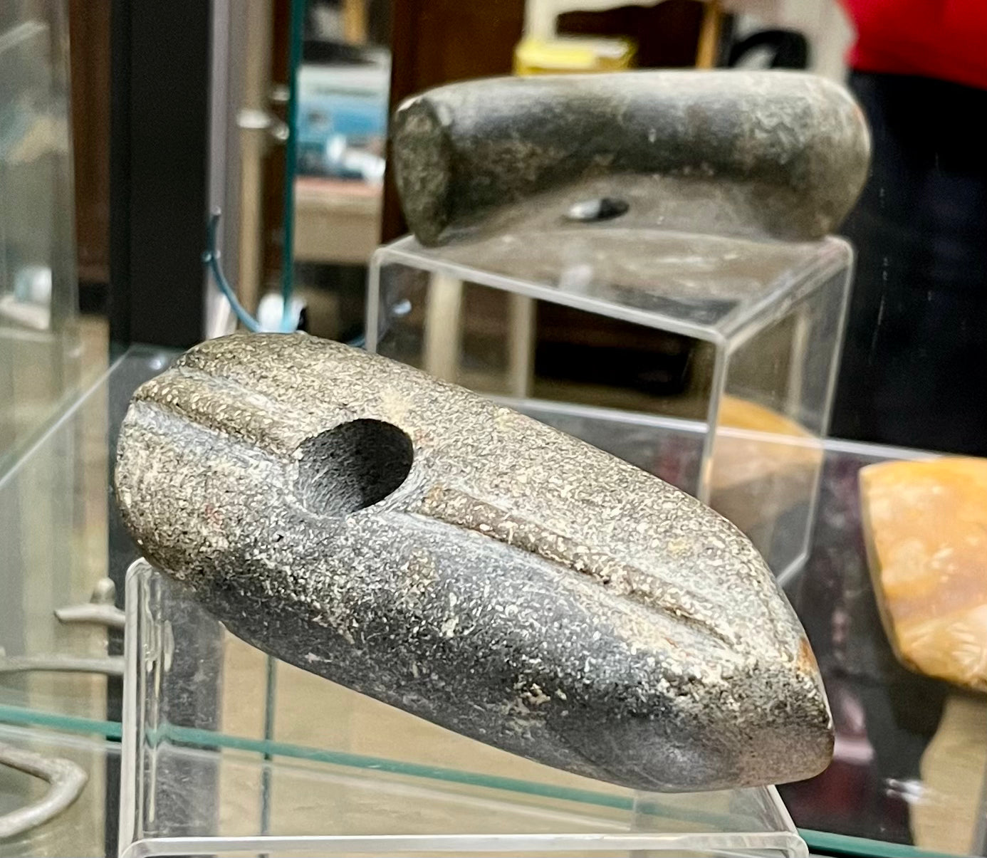 Neolithische Hammeraxt mit Ziernaht