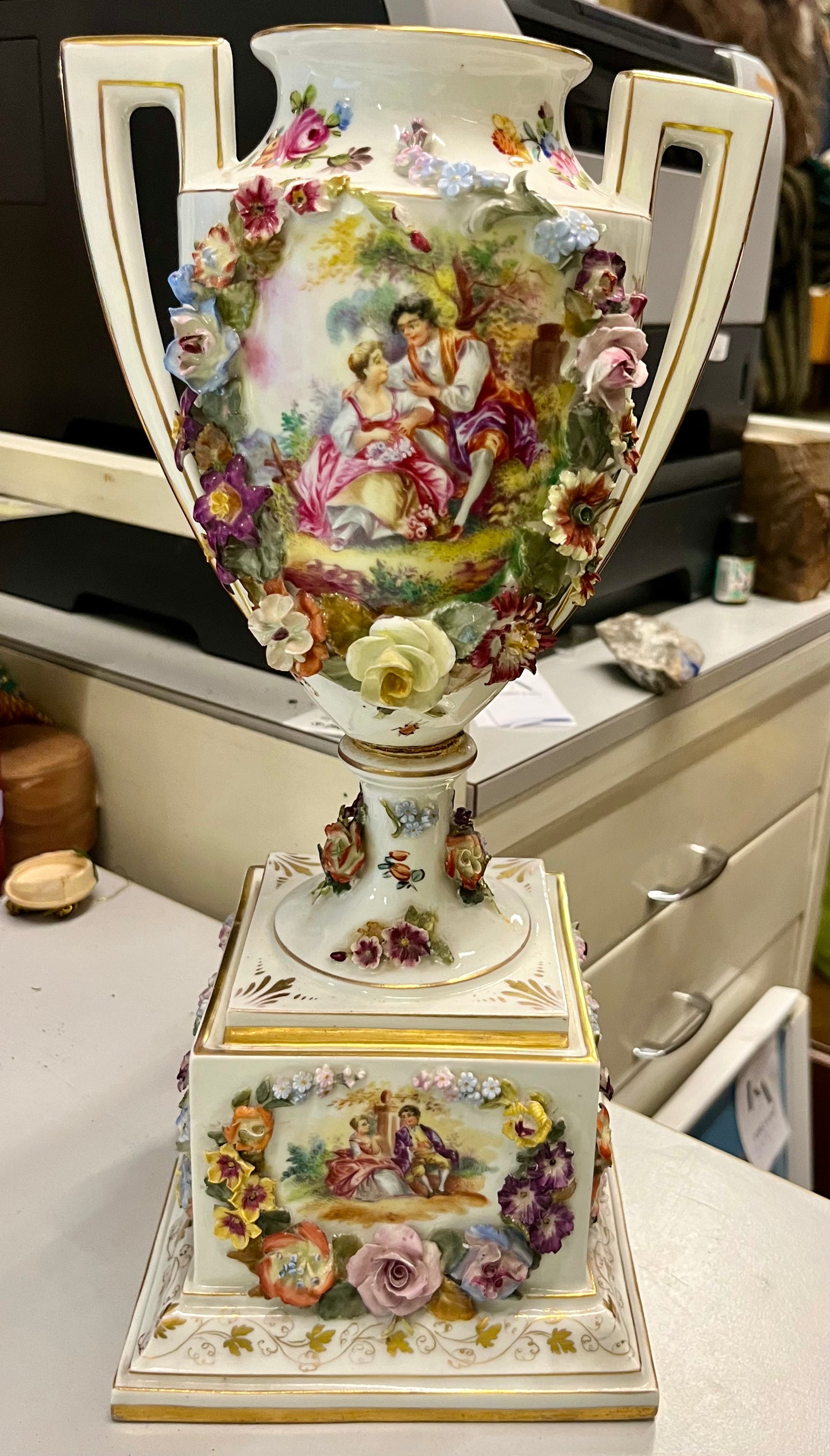 Sockelvase um 1880 mit romantischer Szene