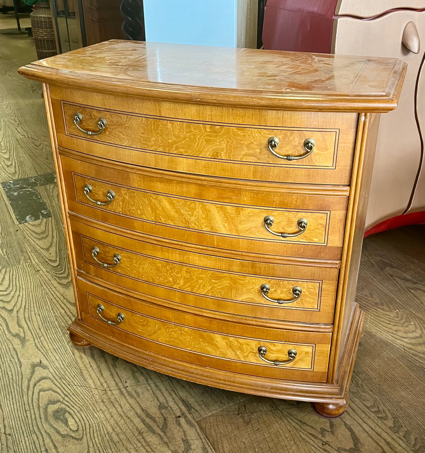 Vintage-Kommode mit Messinggriffen