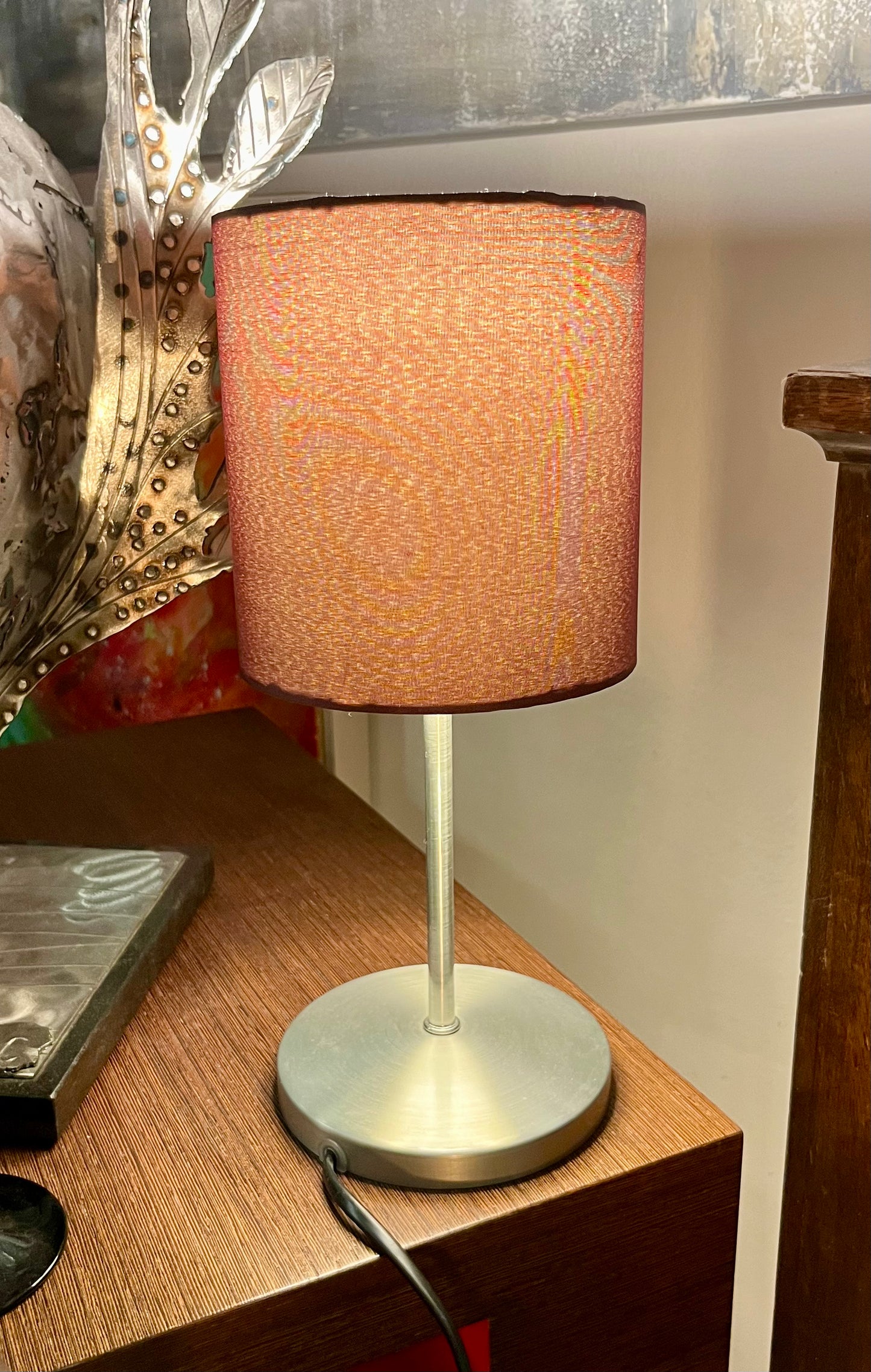 Kleine Vintage-Tischlampe mit rosafarbenem Stoffschirm