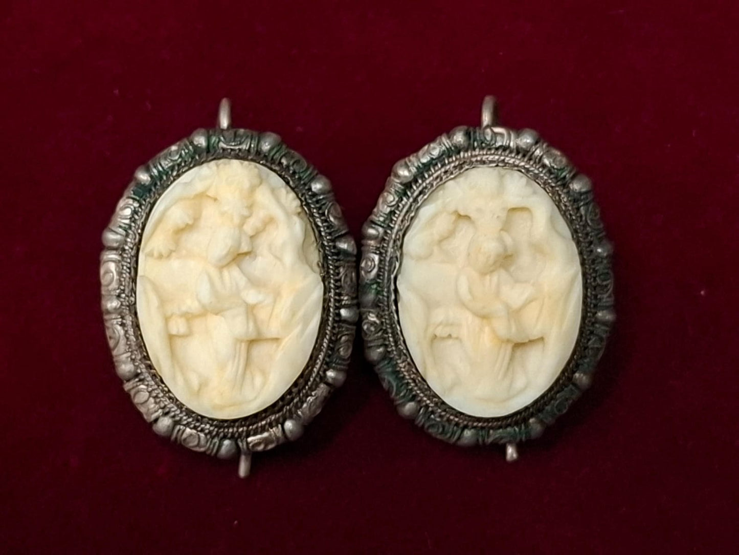 Vintage Ohrring mit geschnitzter Szene