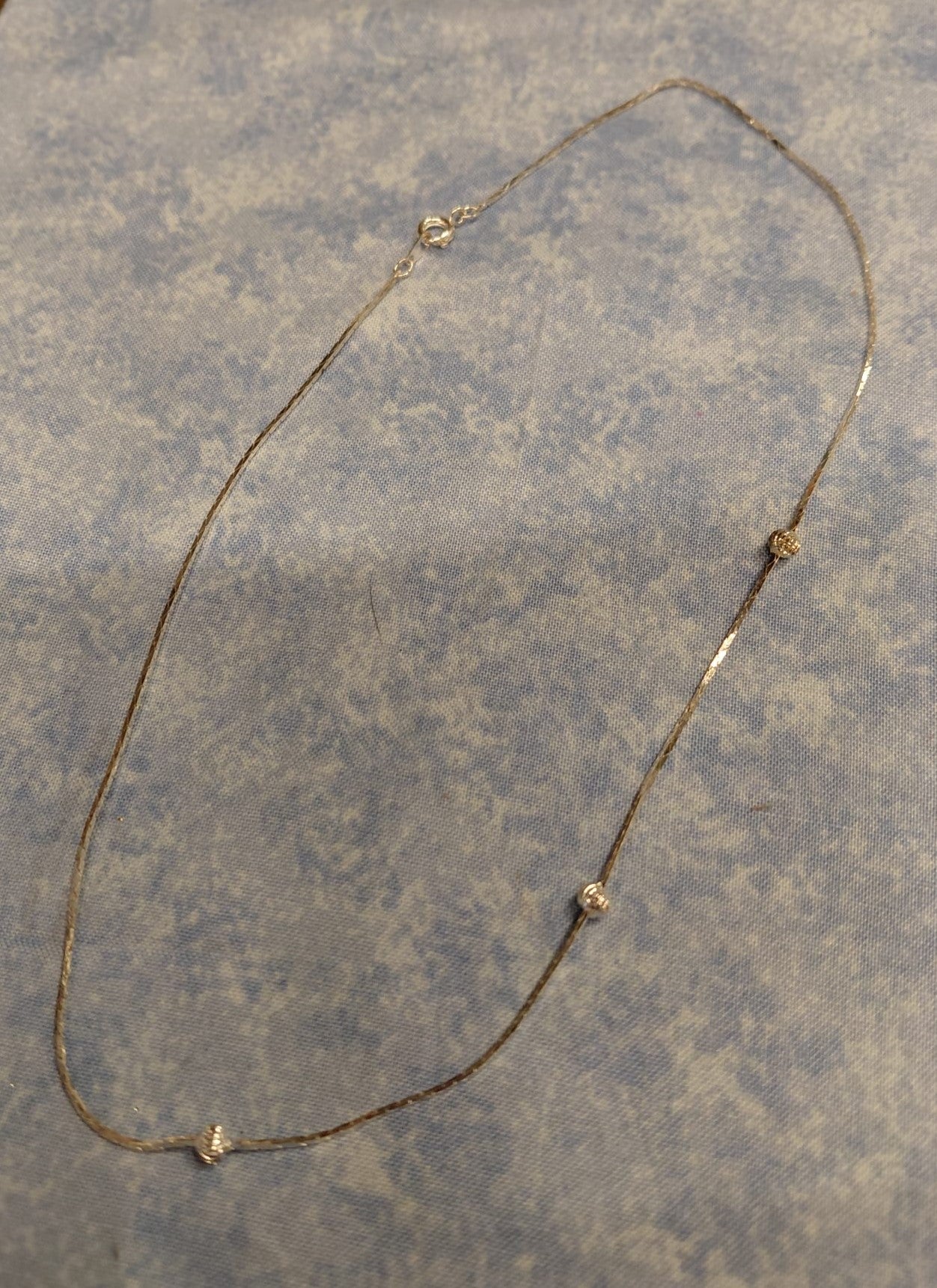 Feine Halskette mit 3 kleinen Kugeln