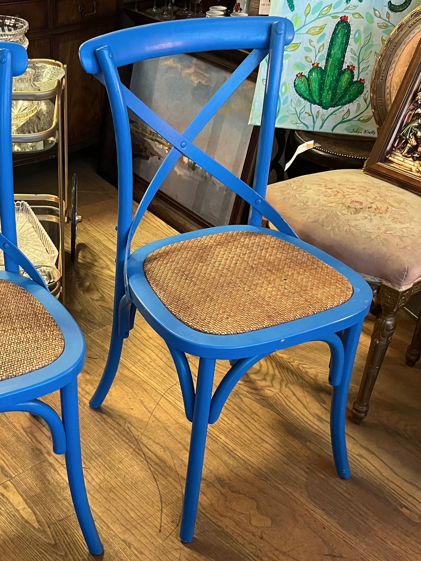 Vintage-Bistrostuhl in Blau mit Geflechtsitz und Kreuzlehne