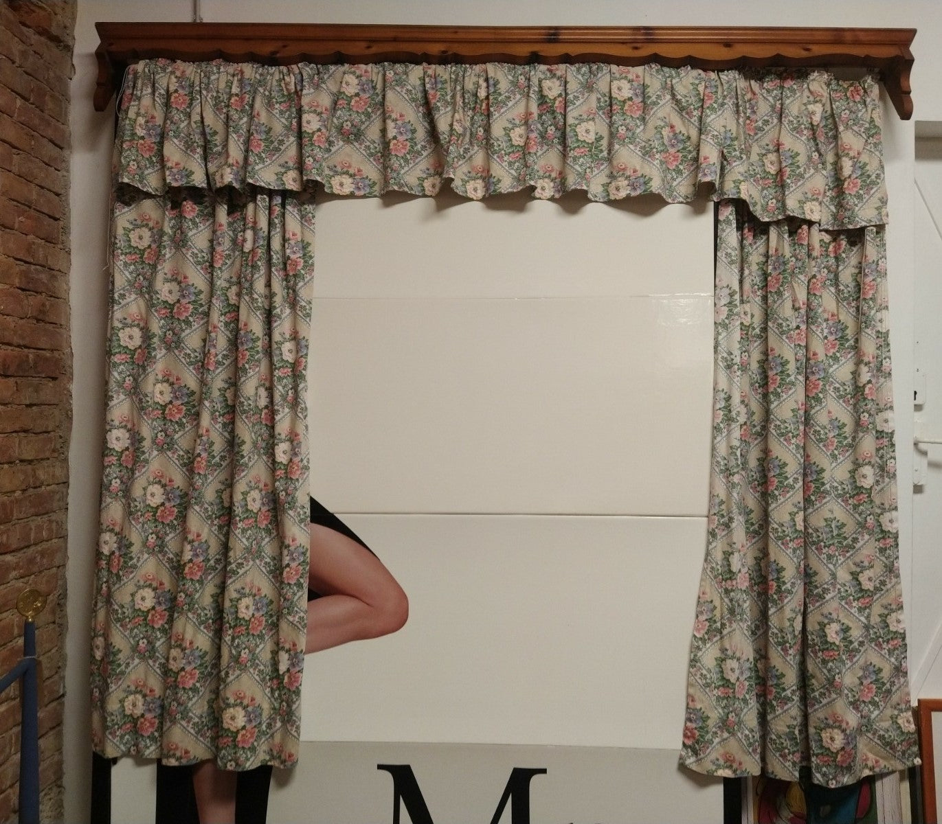 Bauernhaus-Vorhänge und Holzhalter