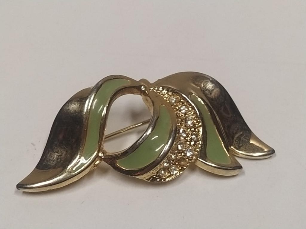 Brosche mit grünen Emaille-Details Retro