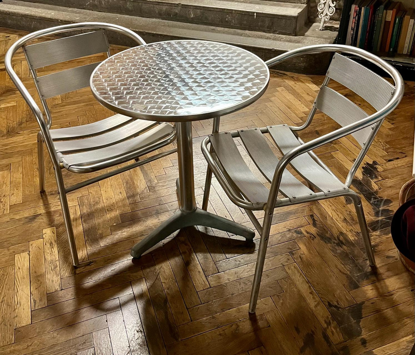 Tisch mit zwei Stühlen Metall