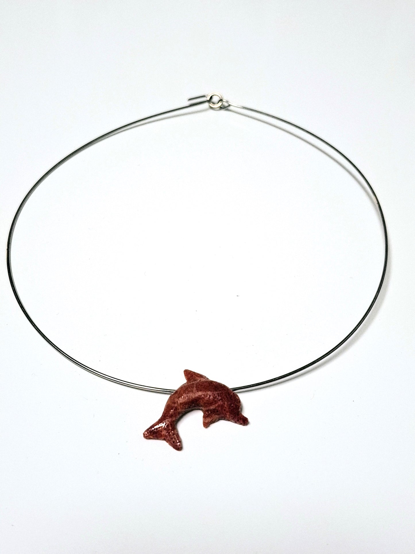 Halsband mit geschnitztem Delfin