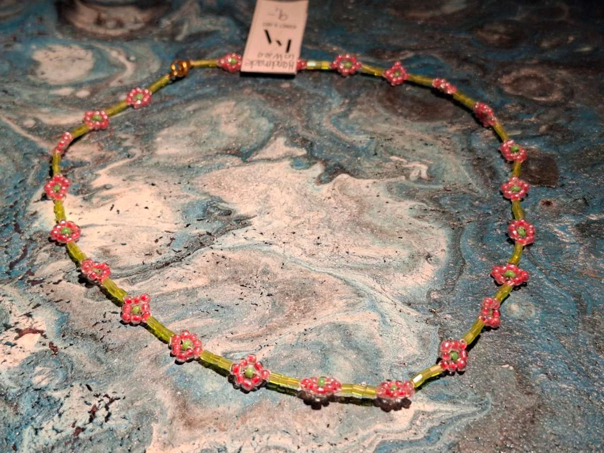Handgefertigte Halskette aus grünen und rosa Glasperlen