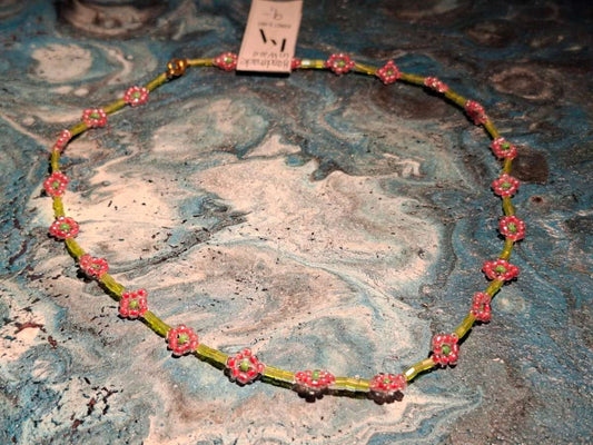 Handgefertigte Halskette aus grünen und rosa Glasperlen
