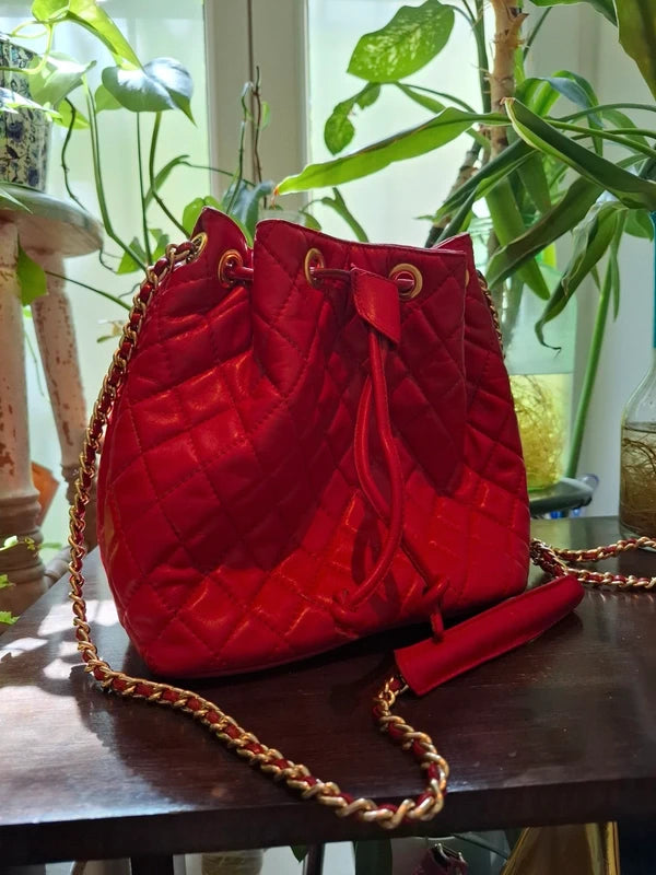 Vintage 1990er/2000er Jahre italienische rot gesteppte Beuteltasche mit Goldkette