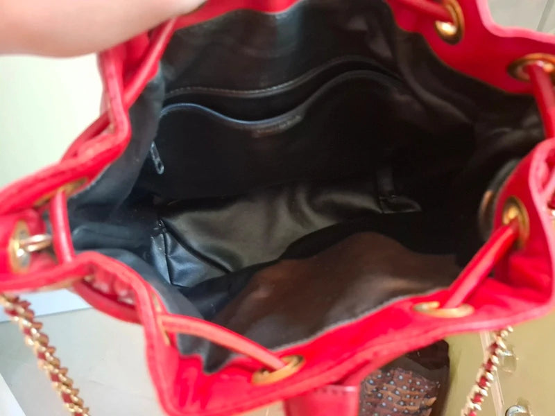 Vintage 1990er/2000er Jahre italienische rot gesteppte Beuteltasche mit Goldkette