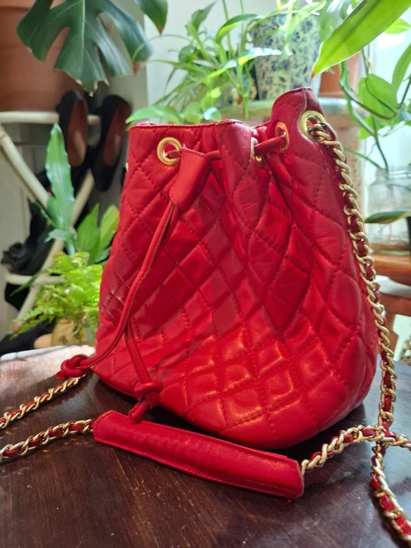 Vintage 1990er/2000er Jahre italienische rot gesteppte Beuteltasche mit Goldkette