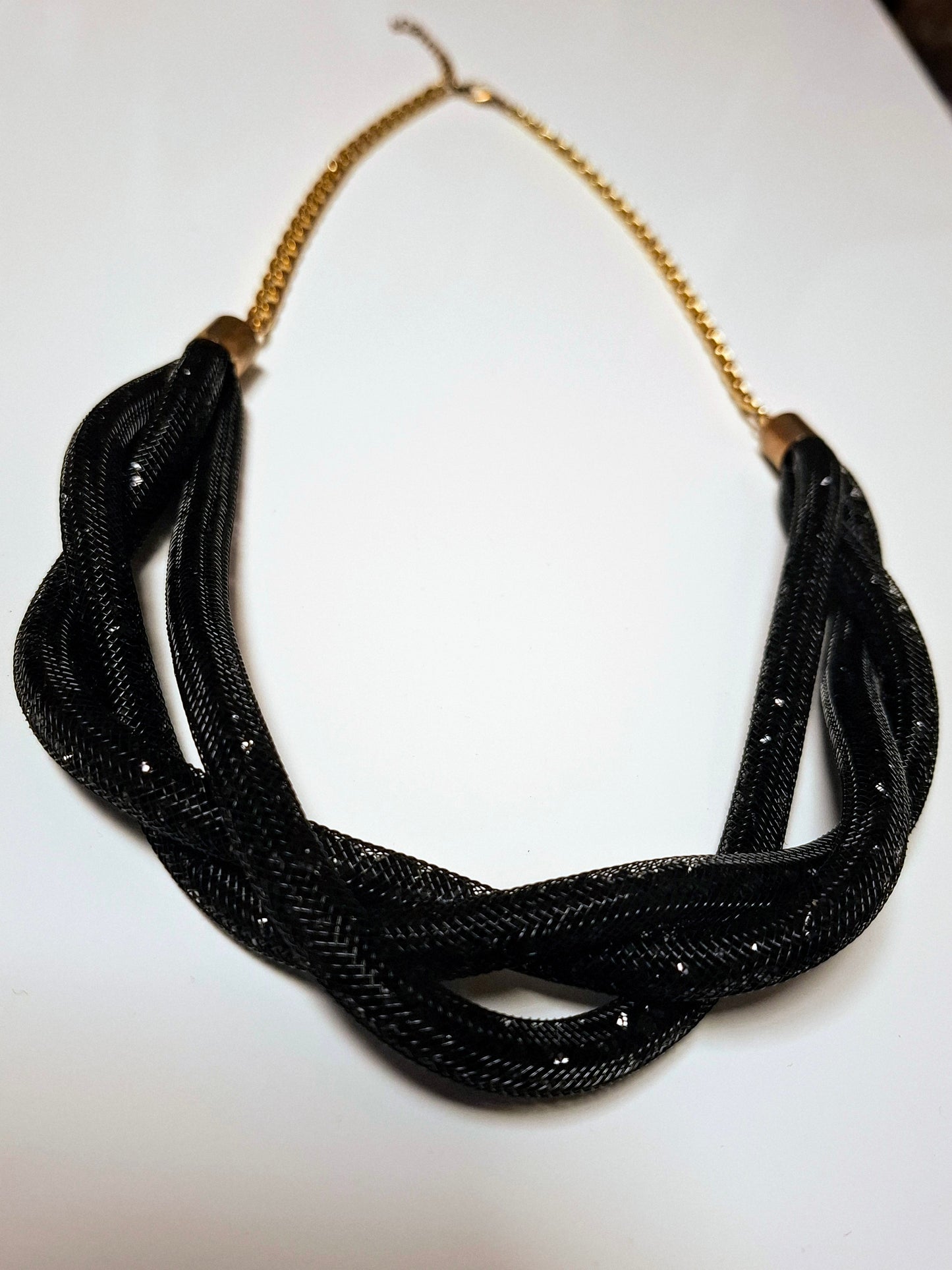 Schwarze gewebte Halskette