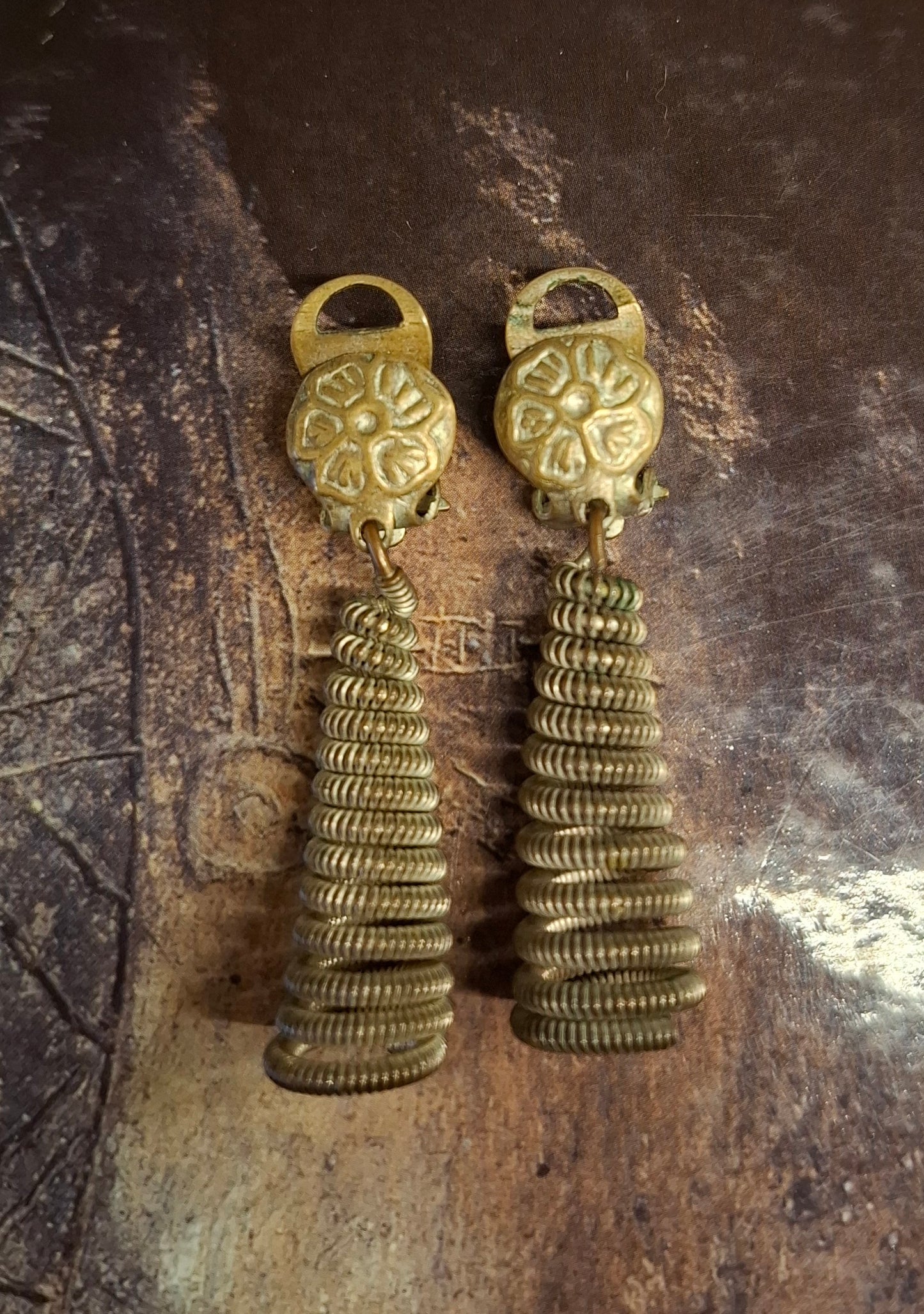 Vintage Ohrclips aus der Türkei. Spiralförmiger Tropfen aus Metall