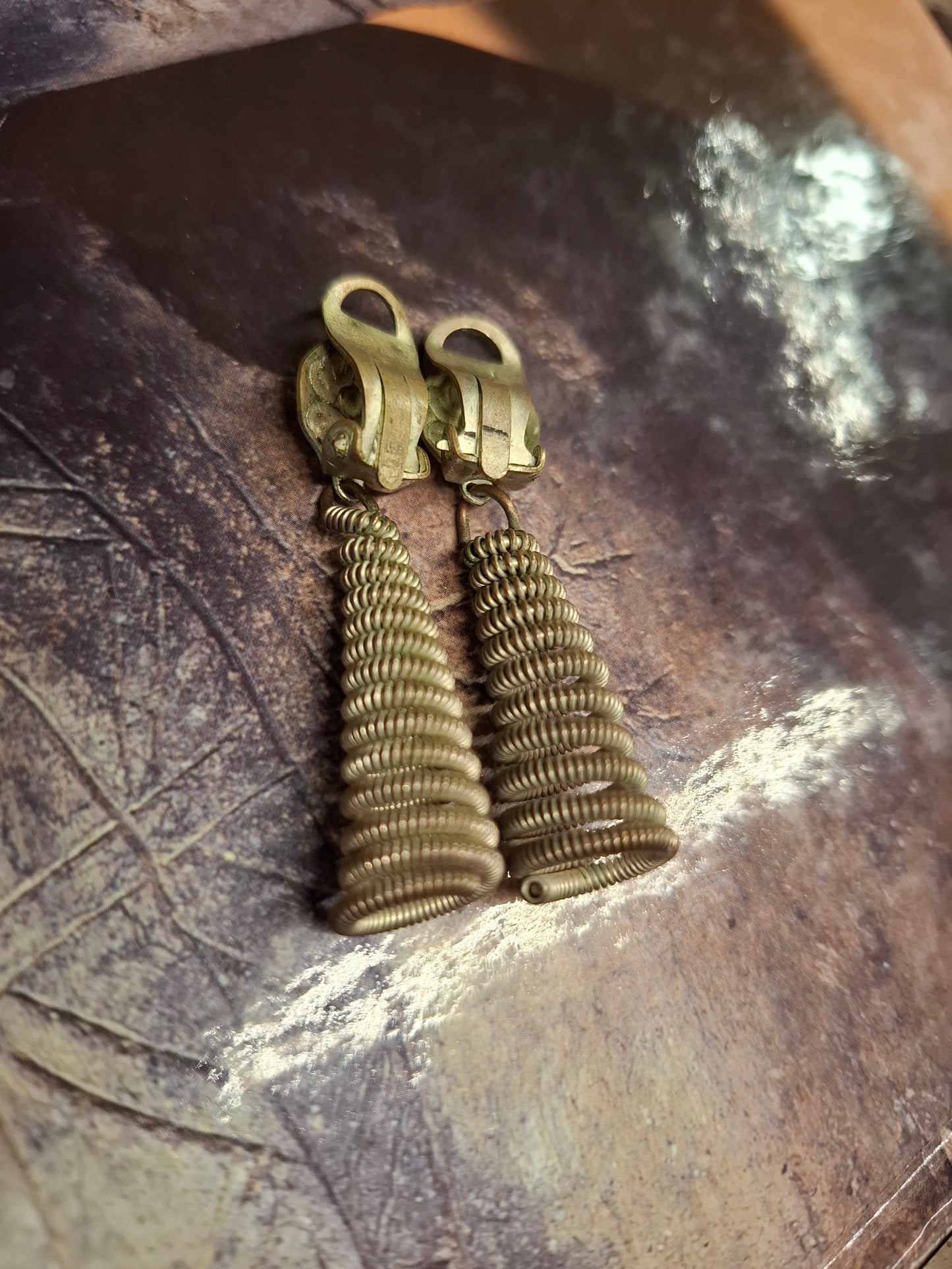 Vintage Ohrclips aus der Türkei. Spiralförmiger Tropfen aus Metall