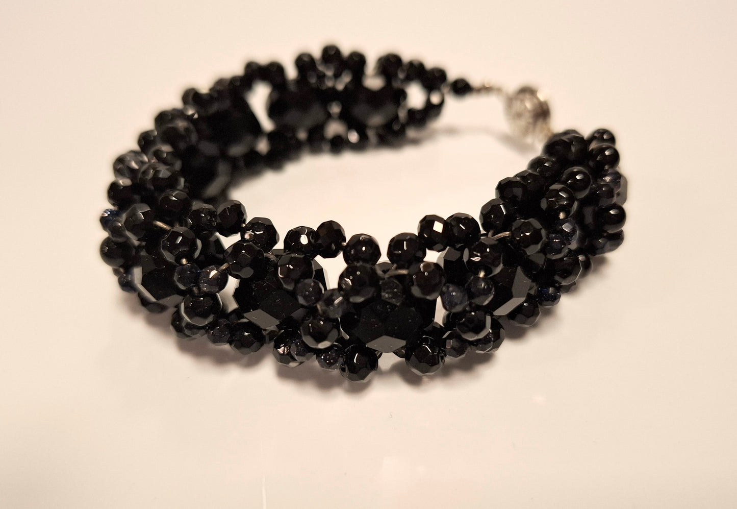 Elegantes schwarzes Armband