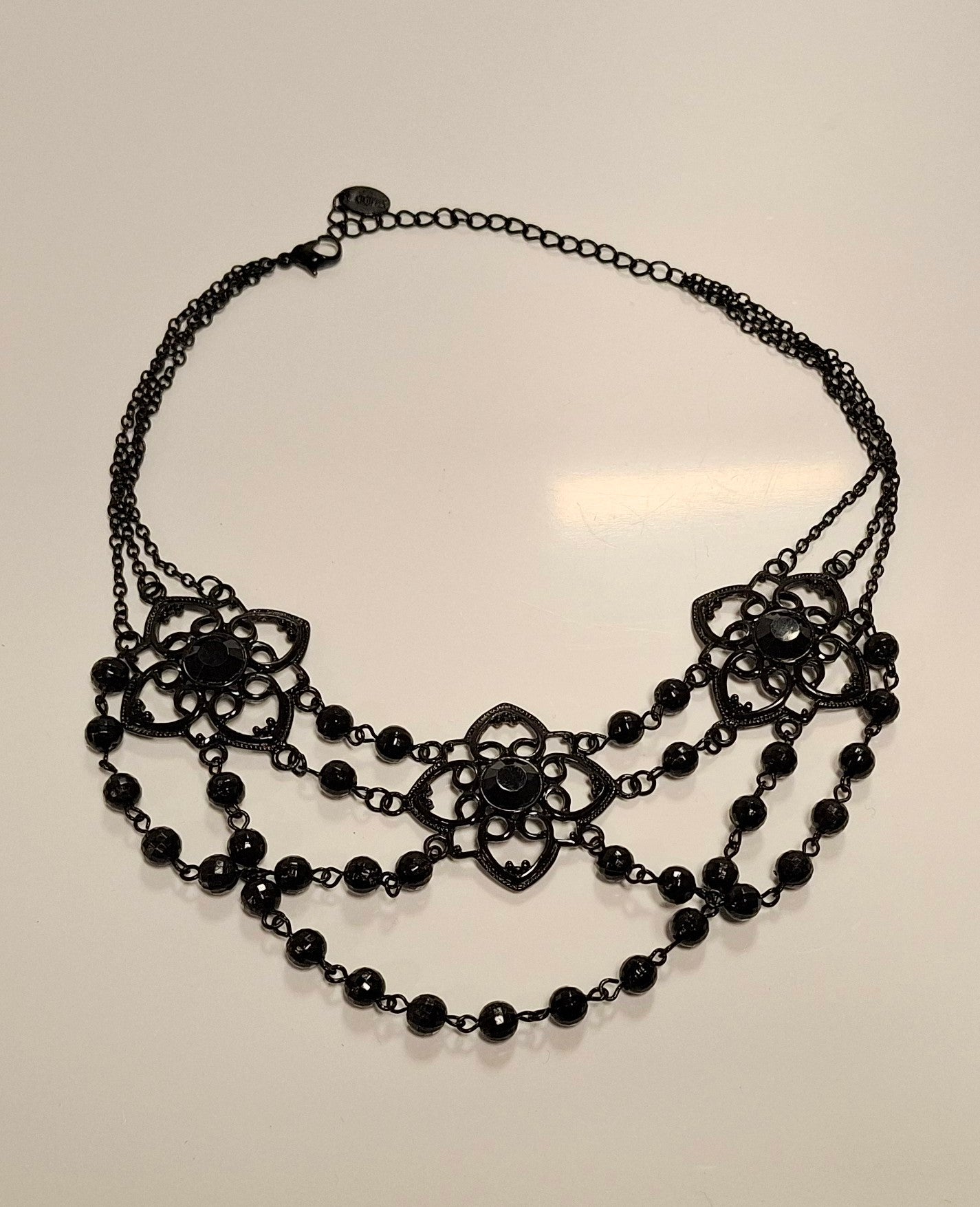 Schwarzes Choker im Gothic-Stil mit Blumen