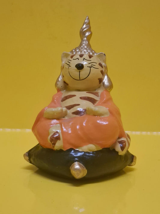 Meditierende Katzenfigur