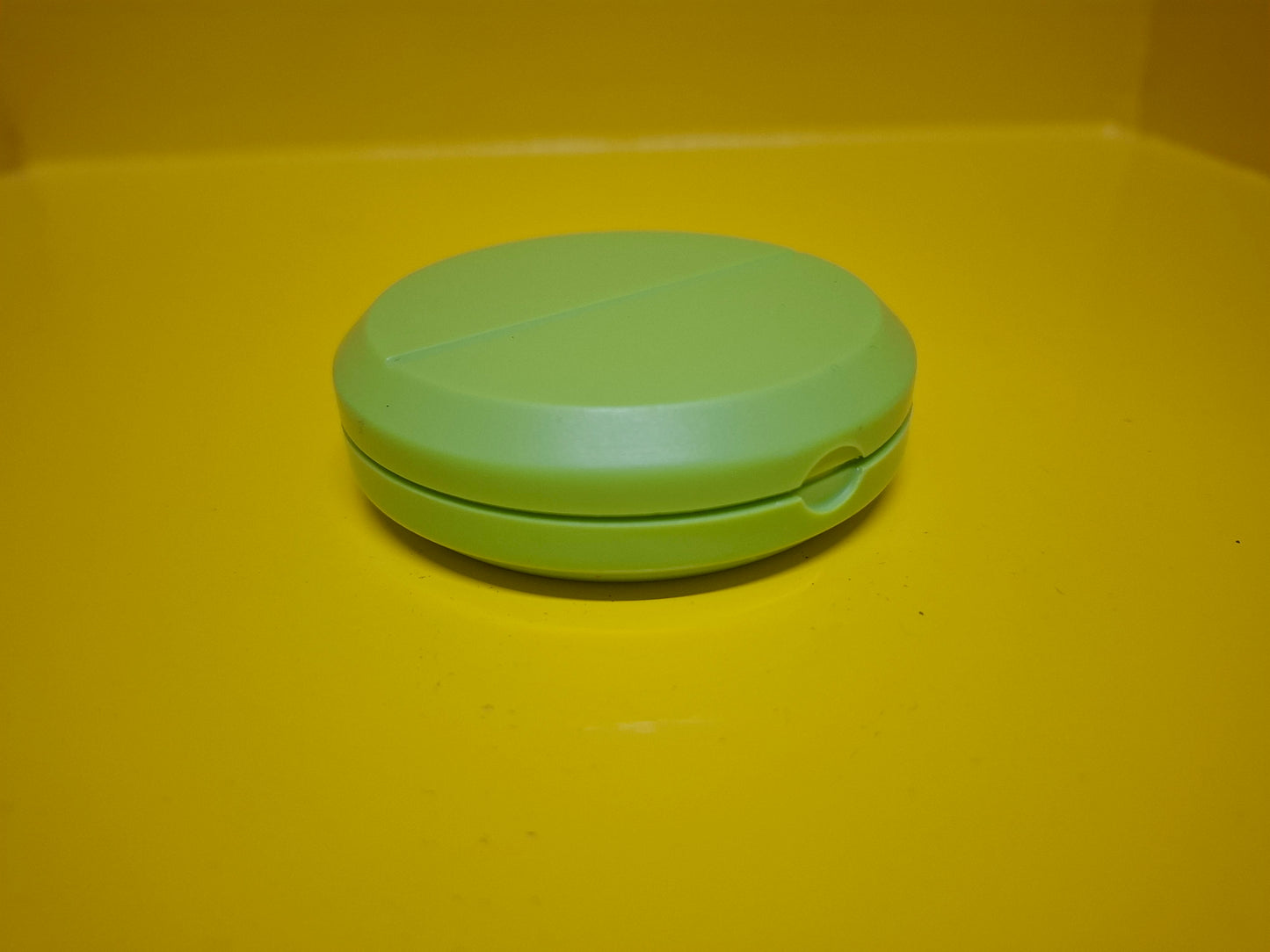 Kompakter Pillenteiler in Grün