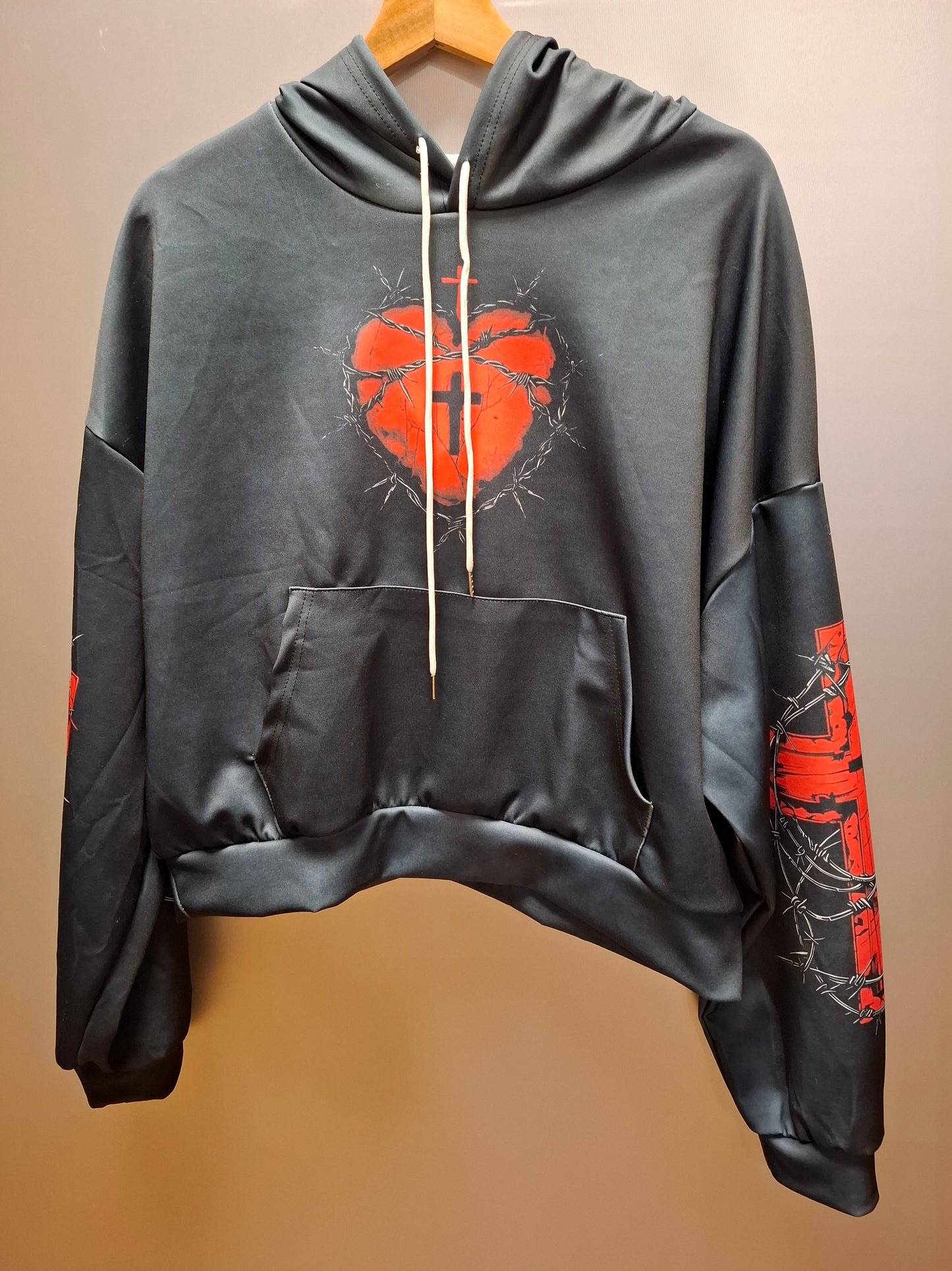 Hoodie mit Kreuzmotiv, Herz und Stacheldraht